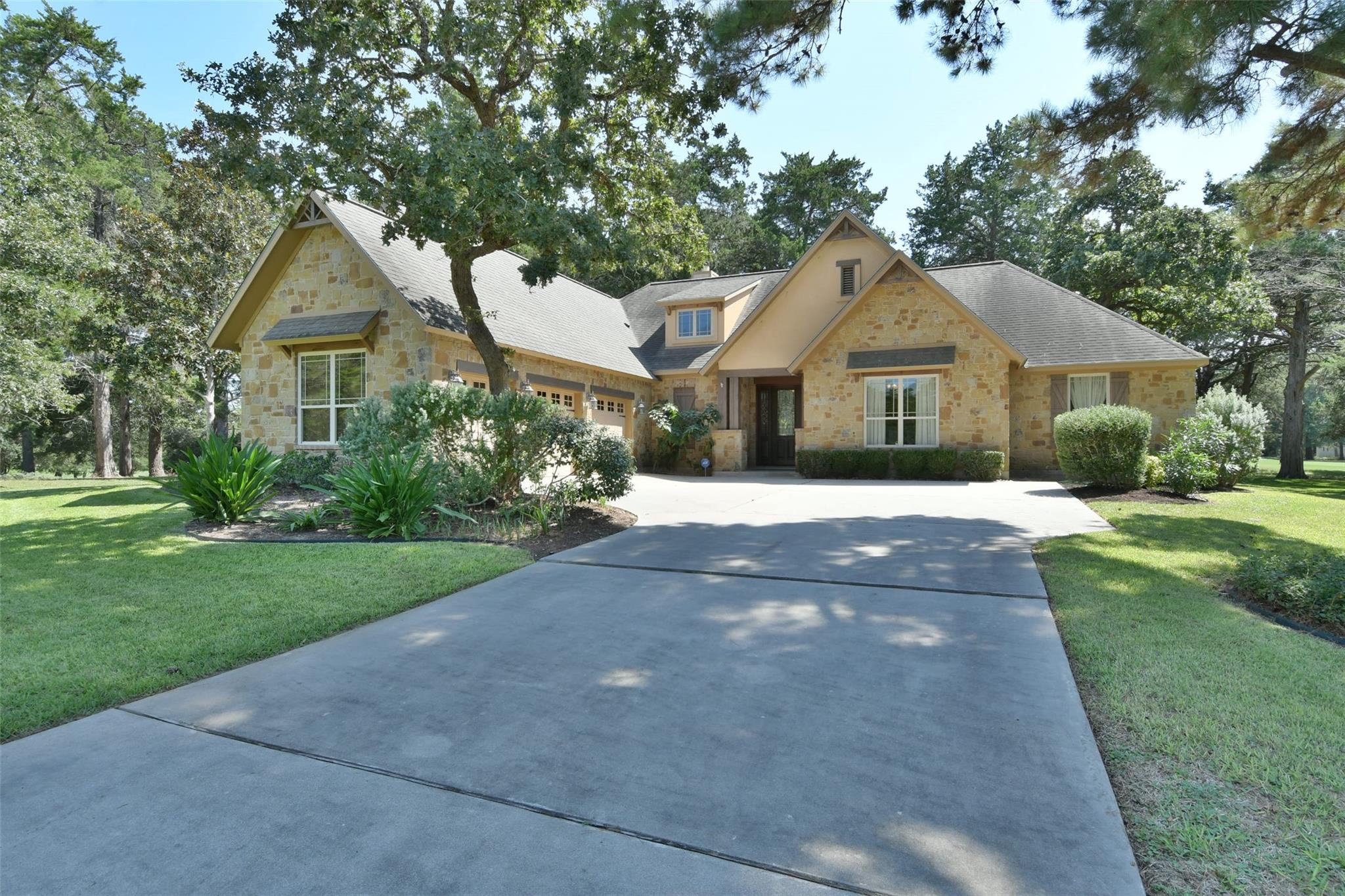 901 N Falls Drive — photo