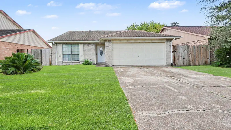 15342 Reigate Lane — photo