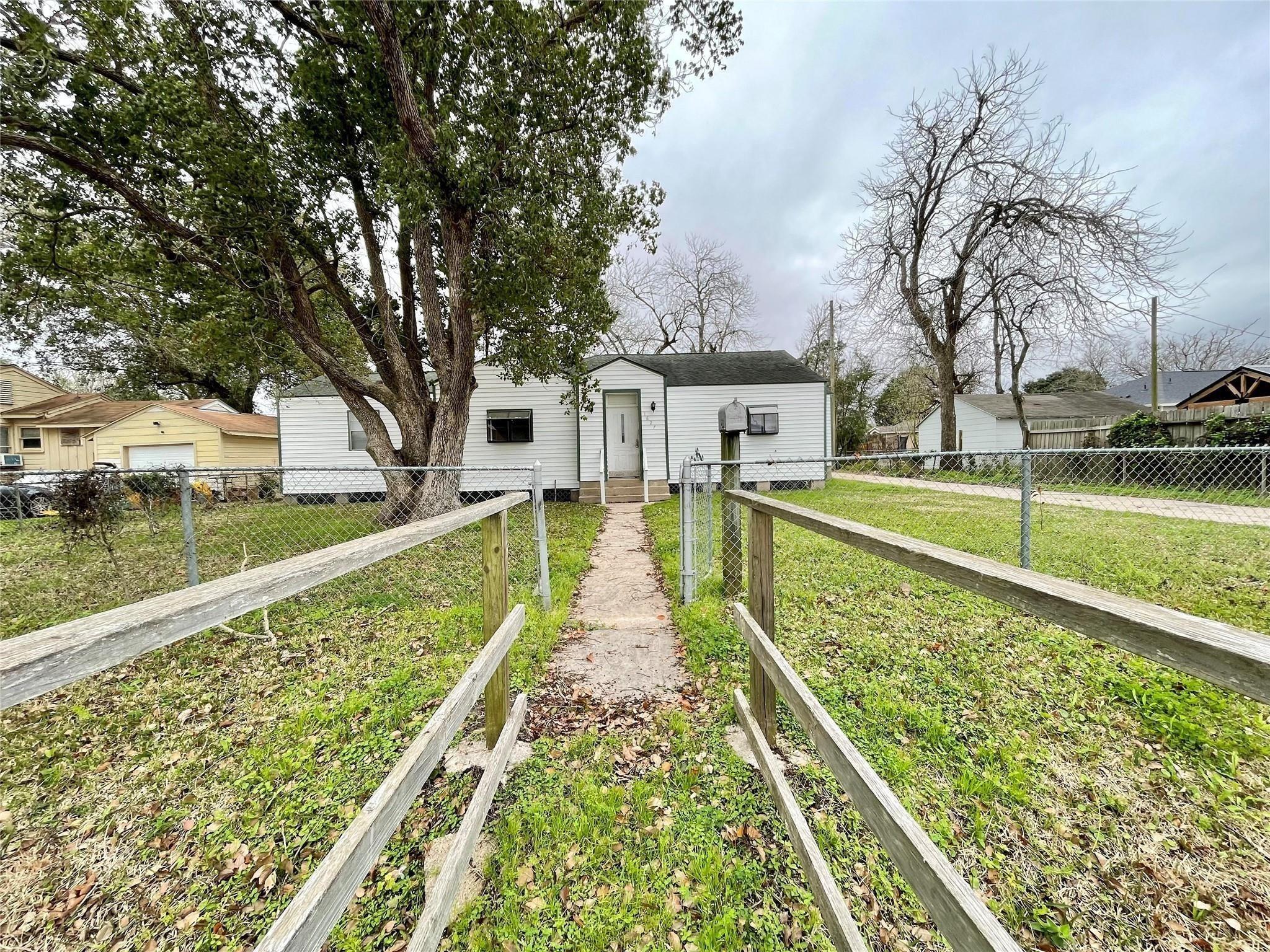 1827 Neuman Street — photo