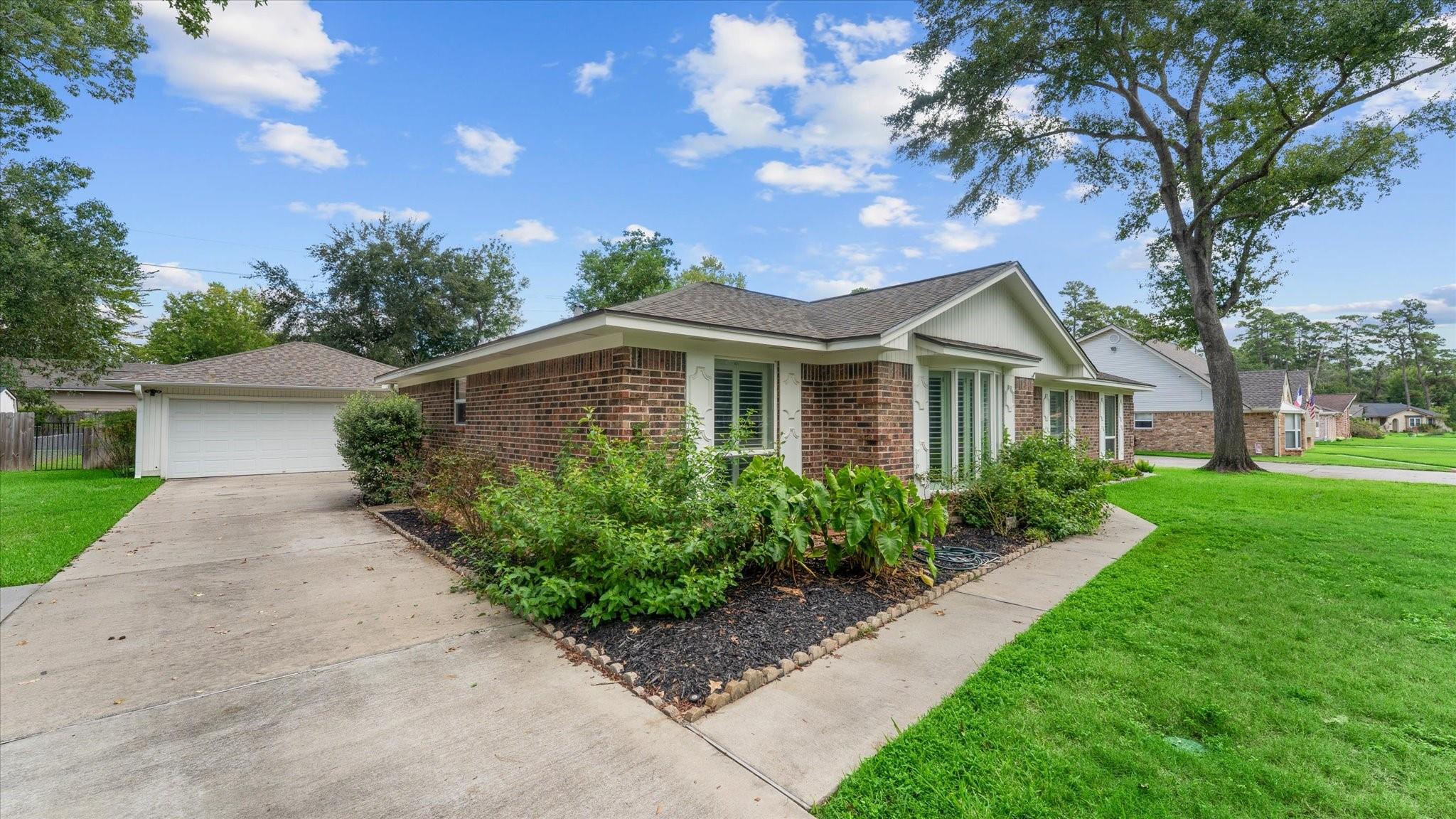 207 Woodway Court — photo
