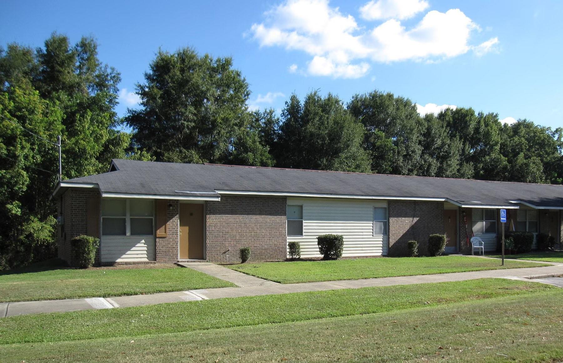 123 Lee Rd 660 — photo