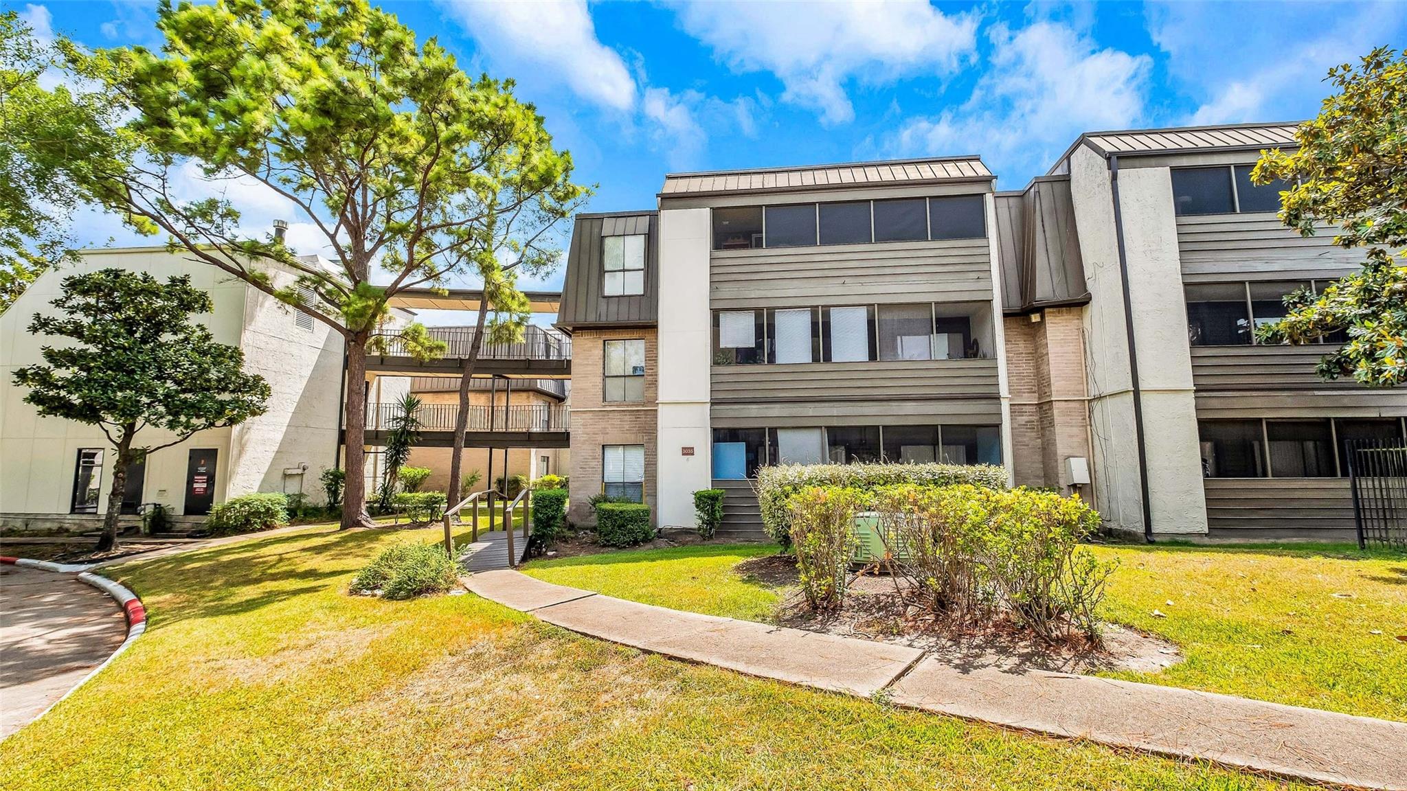 3035 Walnut Bend Lane #35 — photo