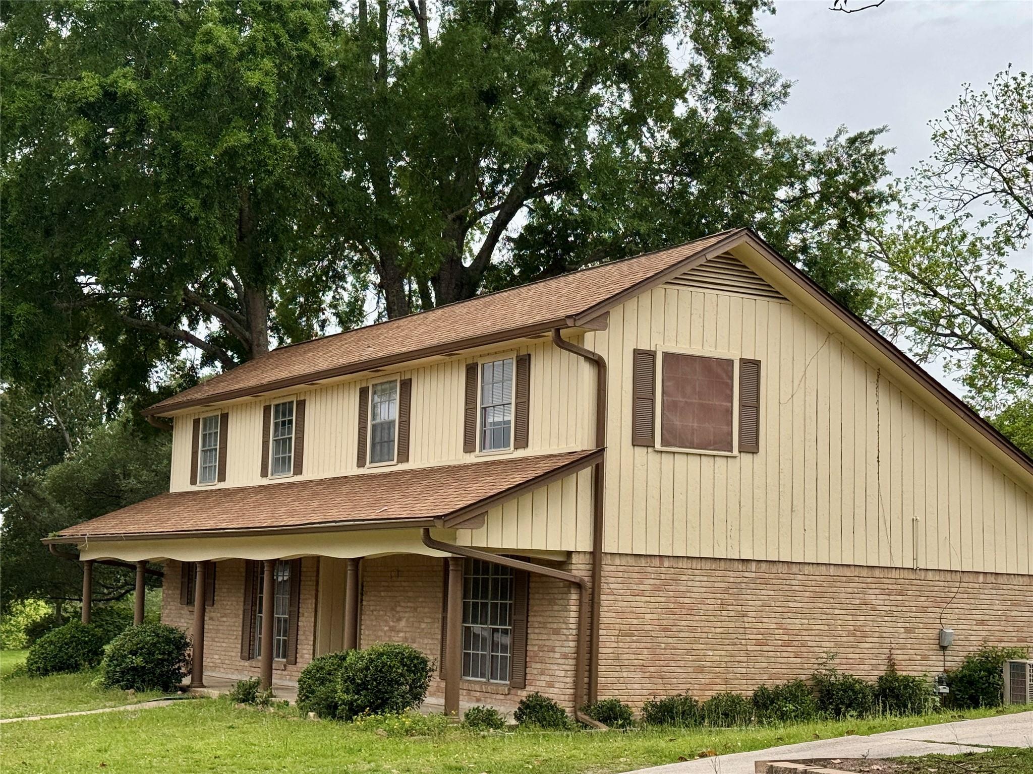 1221 Green Briar Drive — photo