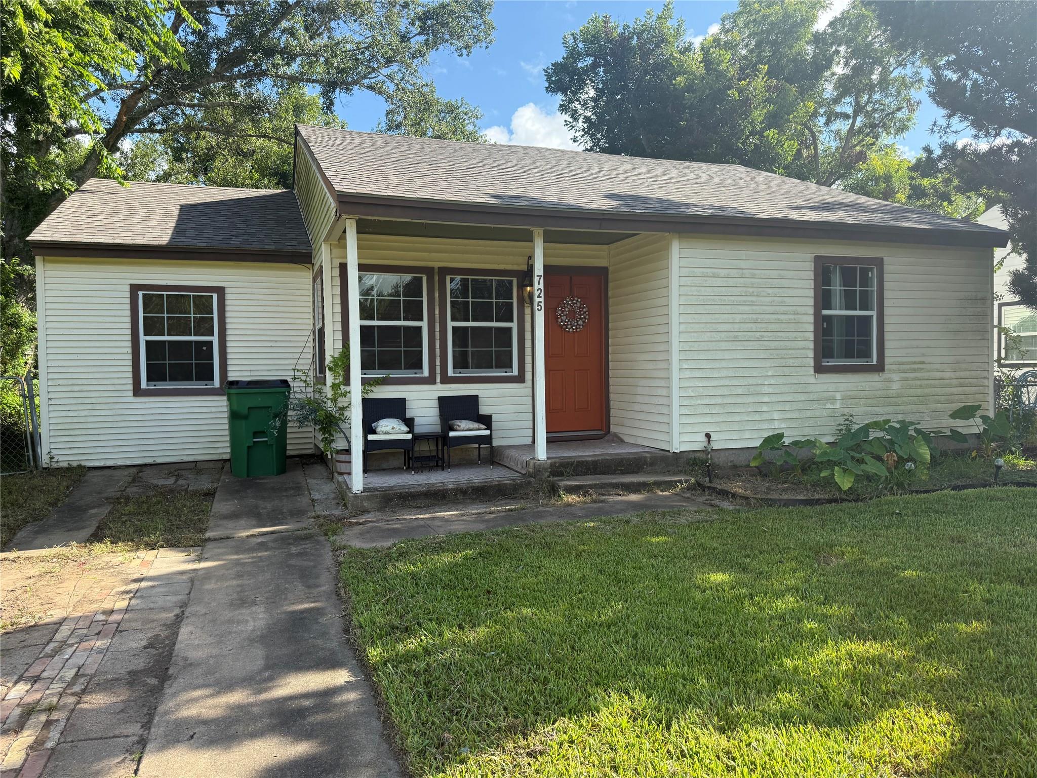 725 Kyle Street — photo