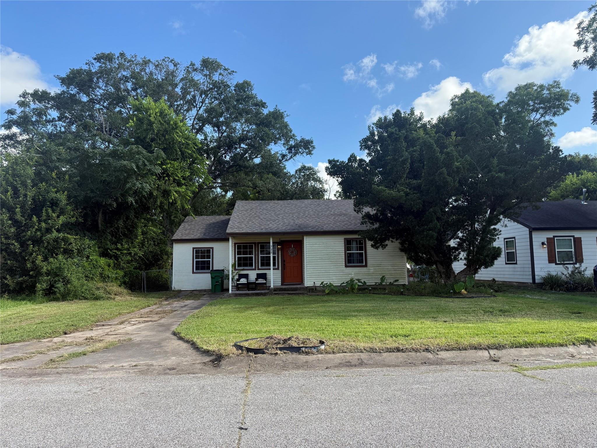 725 Kyle Street, Angleton, TX 77515 — photo 2