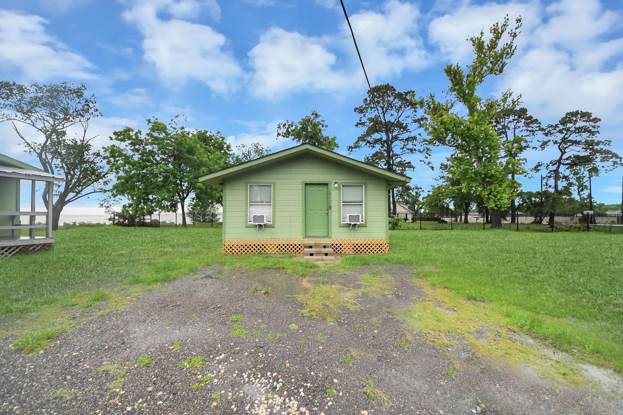 17111 River Road #B — photo