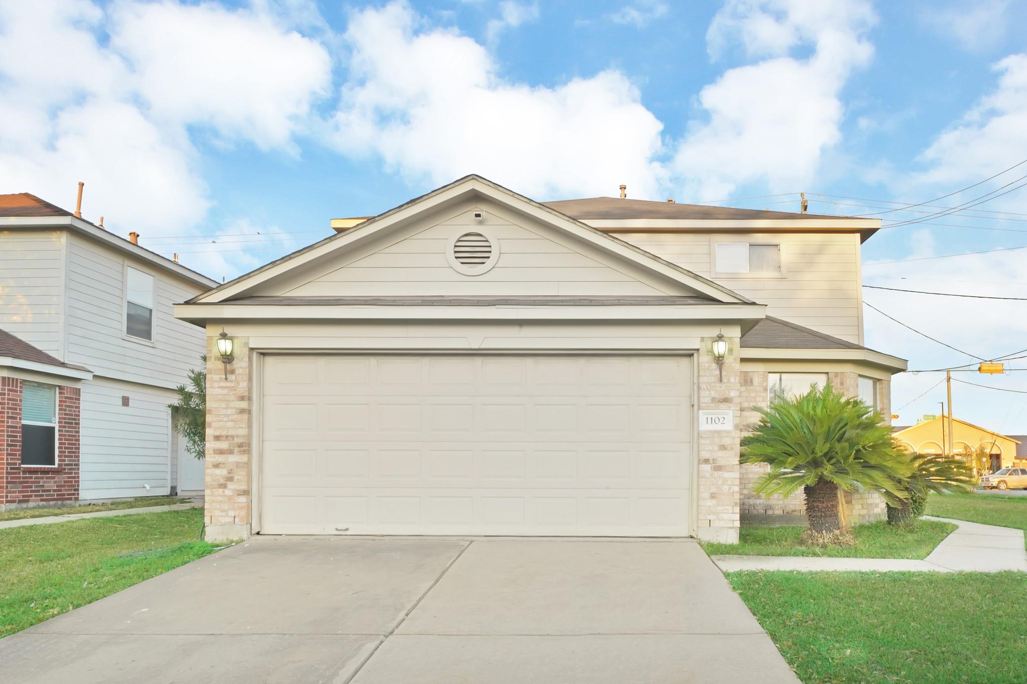 1102 Fairlane Square — photo