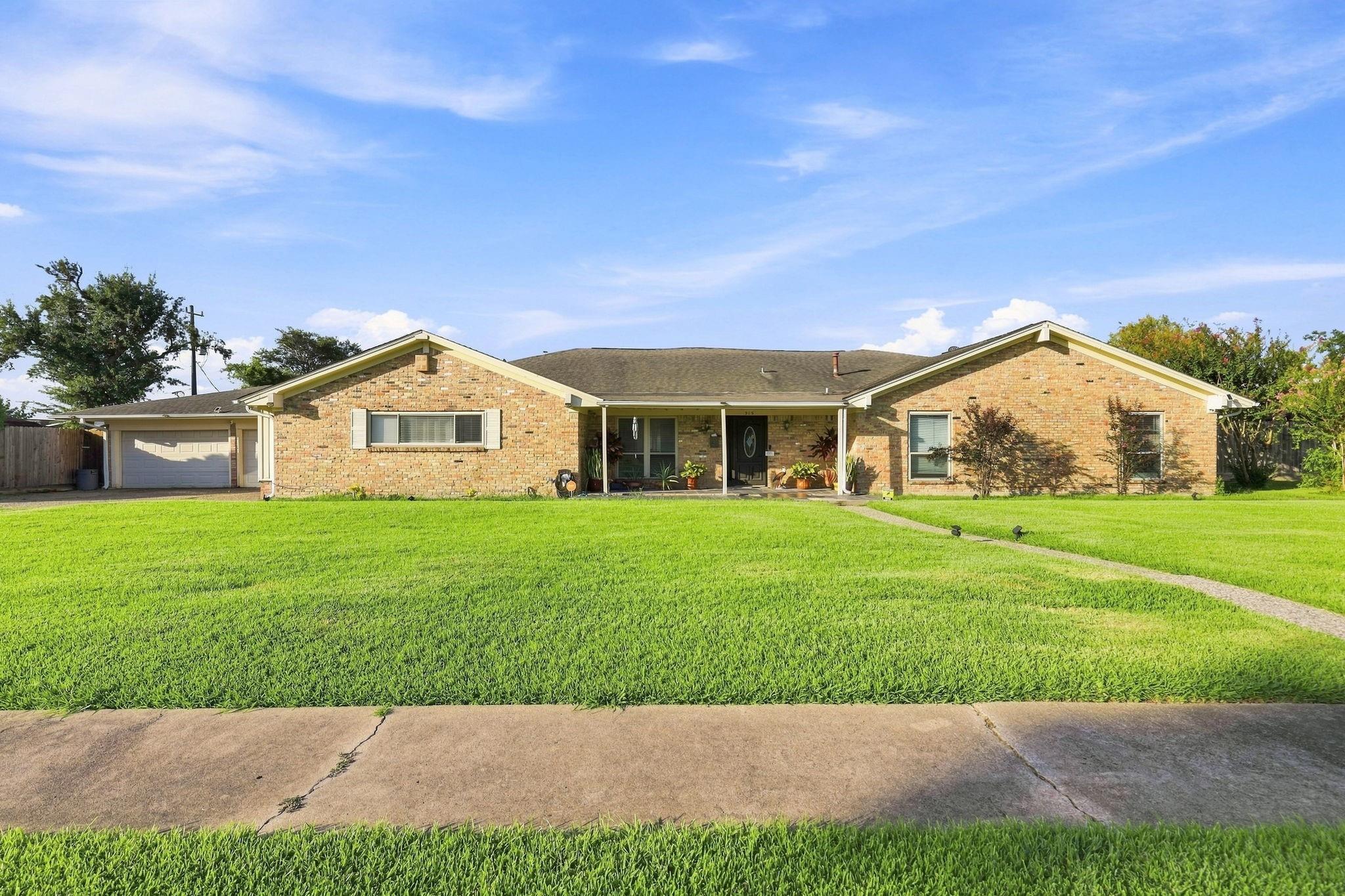 315 Stonehenge Lane — photo