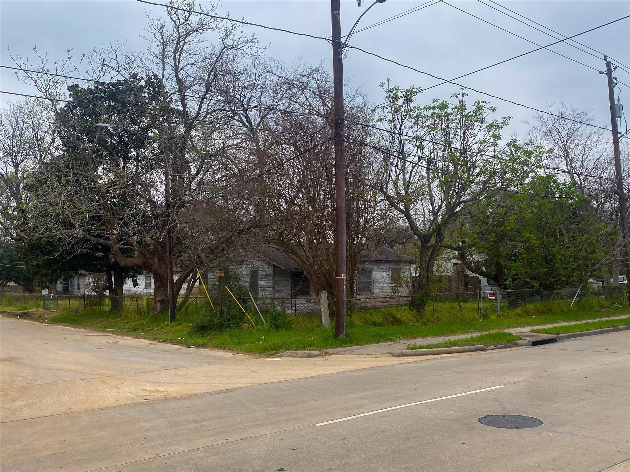 2113 S Victory Drive — photo