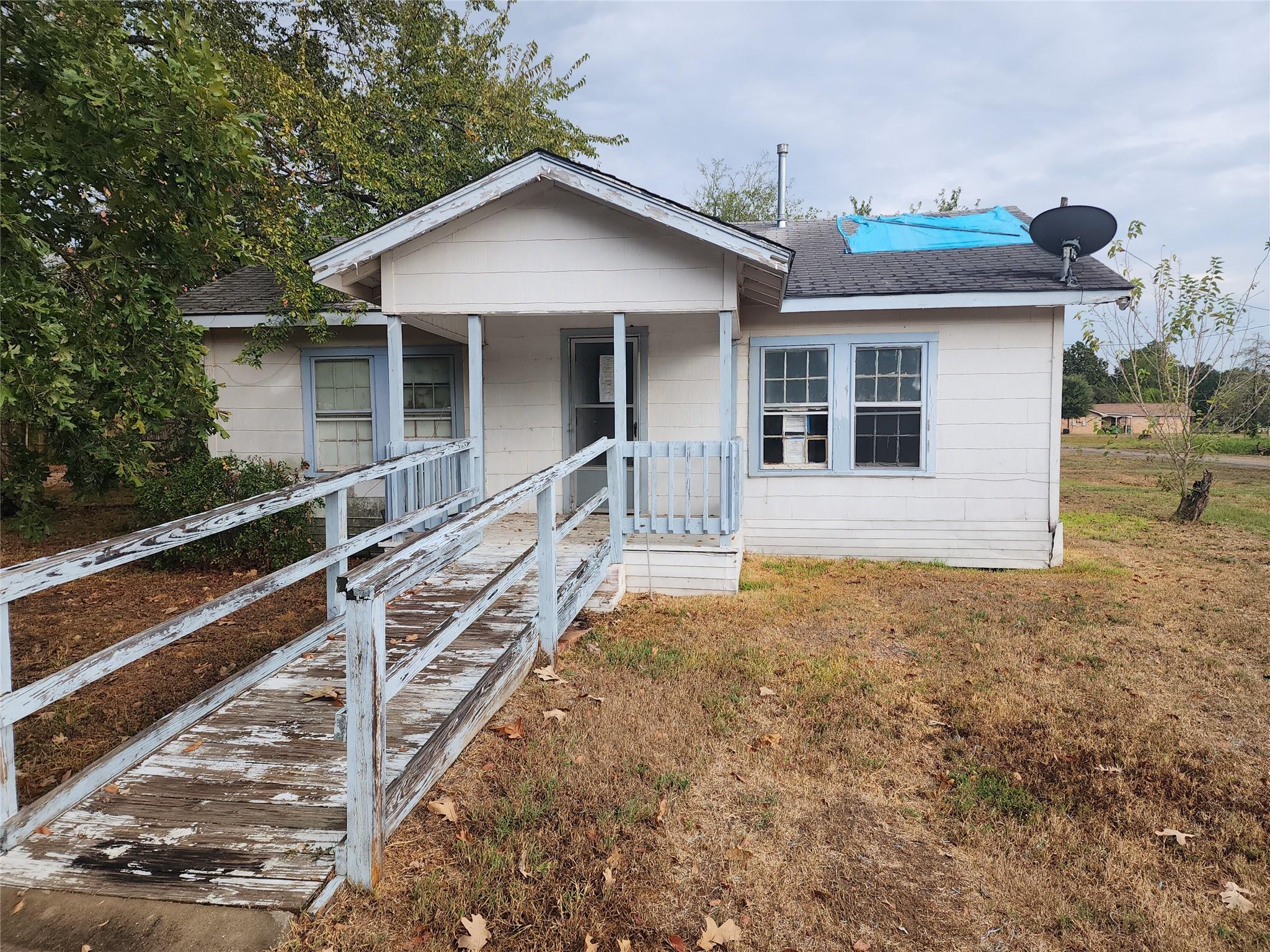500 E Kezee, Calvert, TX 77837 — photo 2