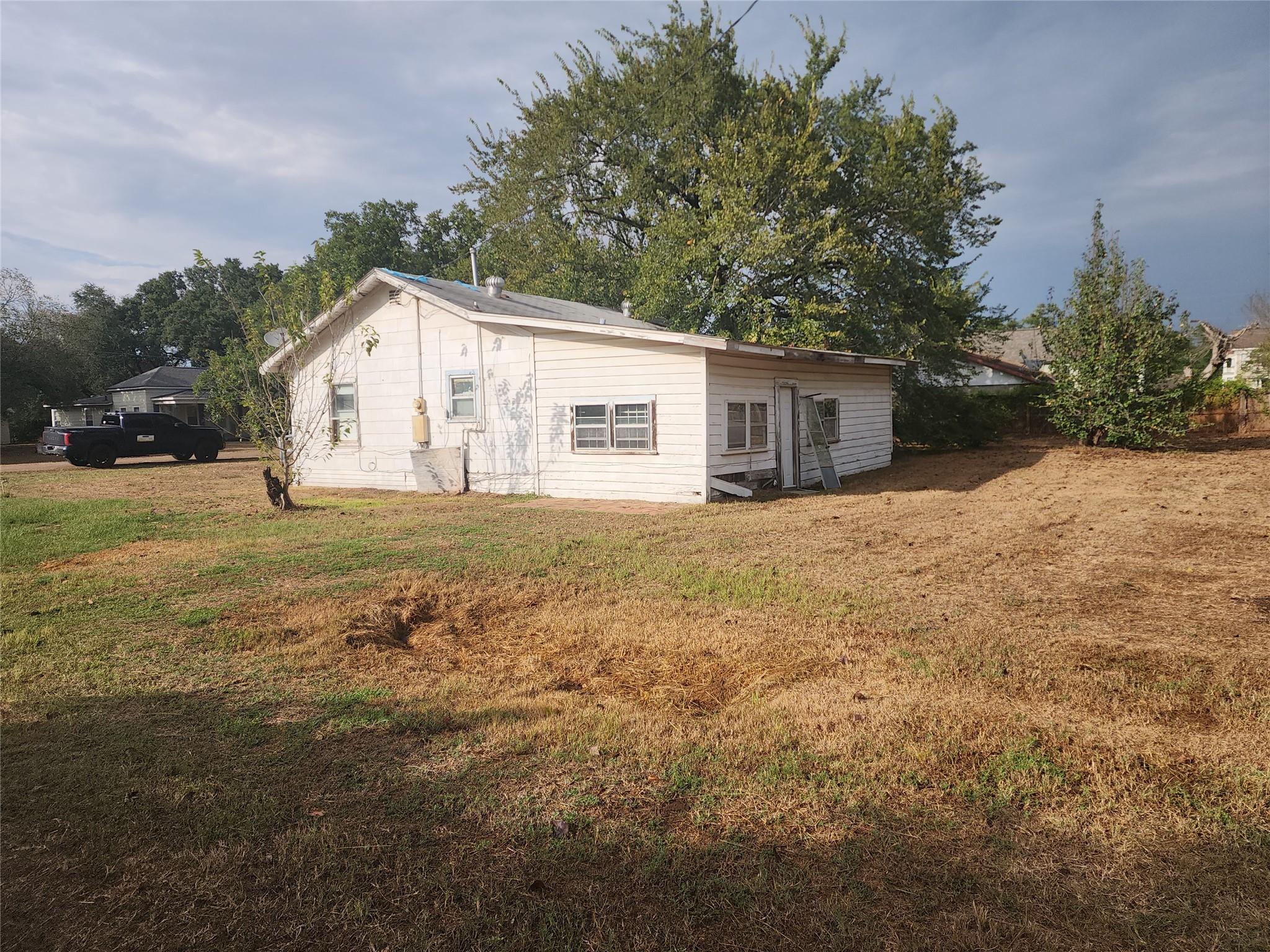 500 E Kezee, Calvert, TX 77837 — photo 3