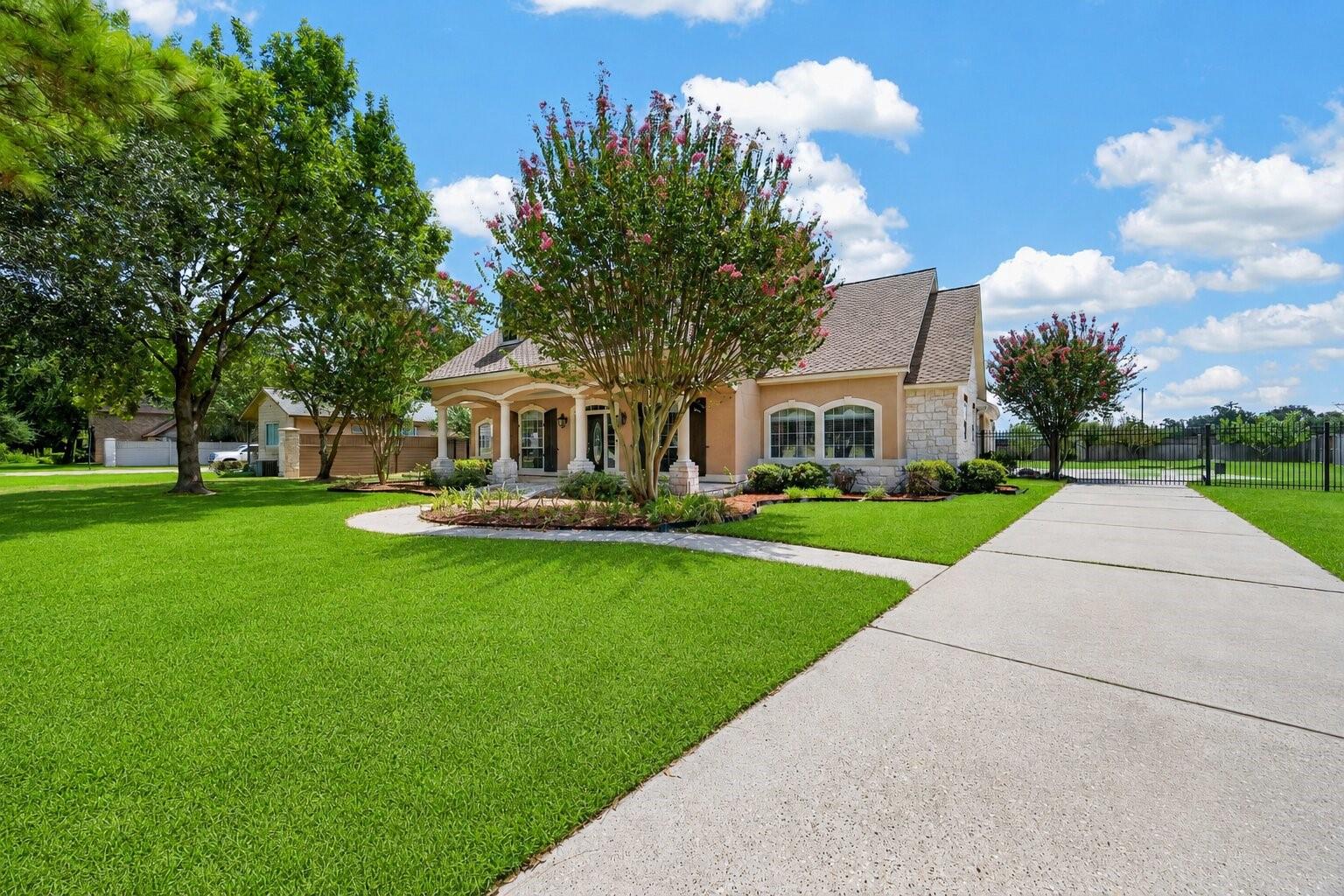 17027 Champions Lakeway — photo