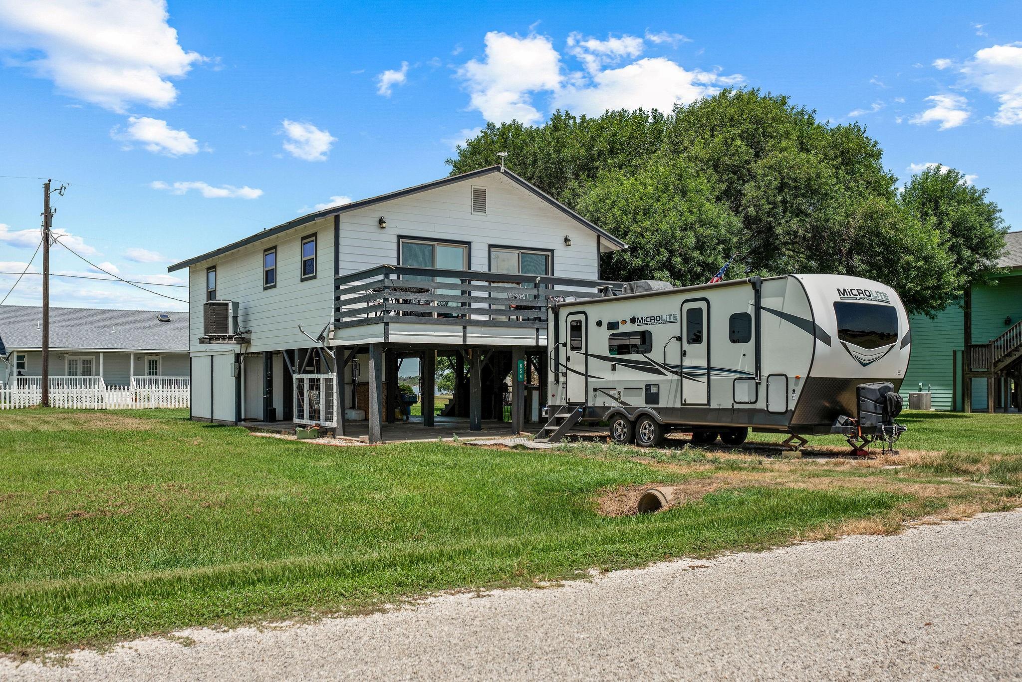 654 Calumet Drive — photo