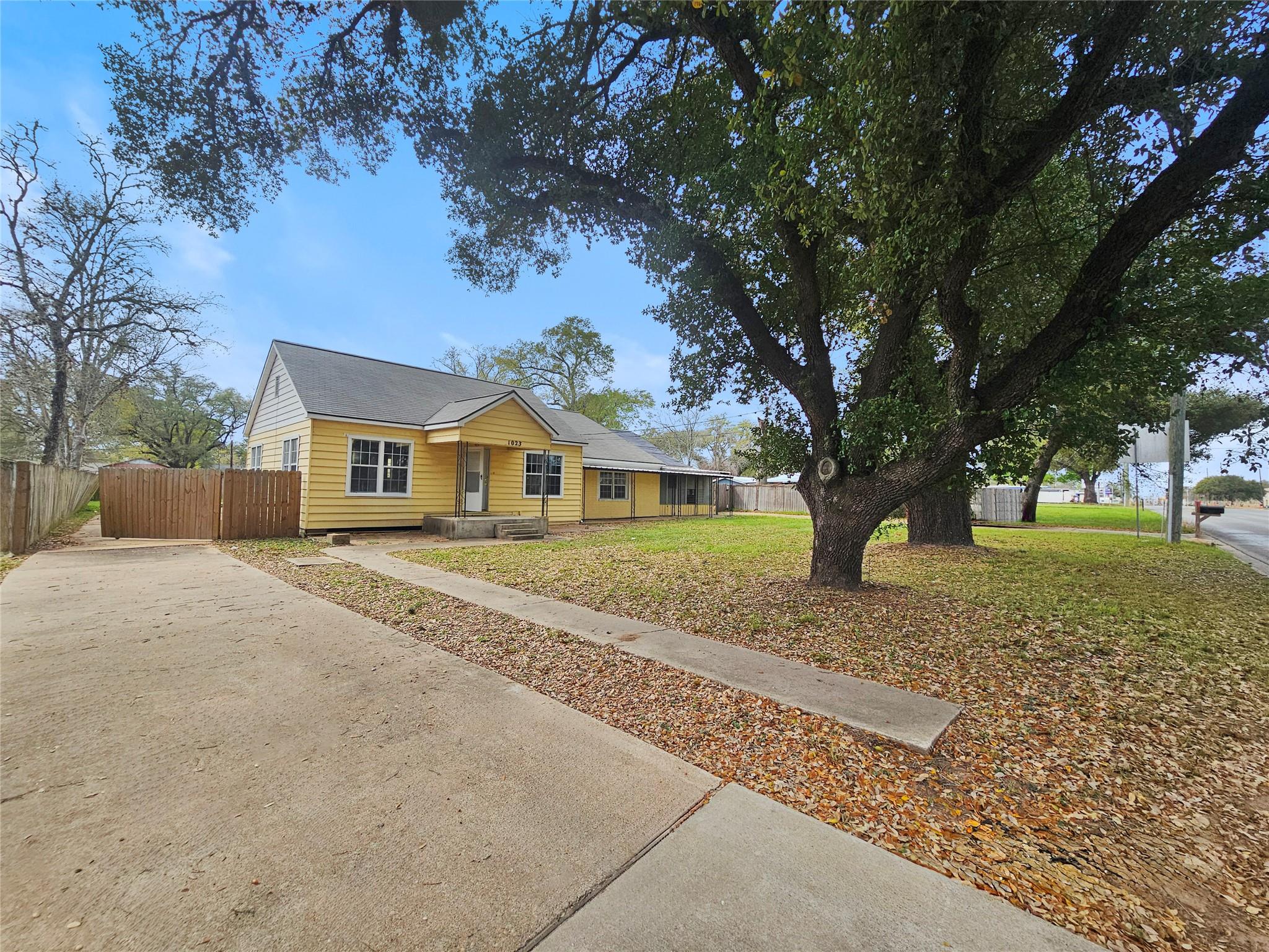 1023 Meyer Street — photo