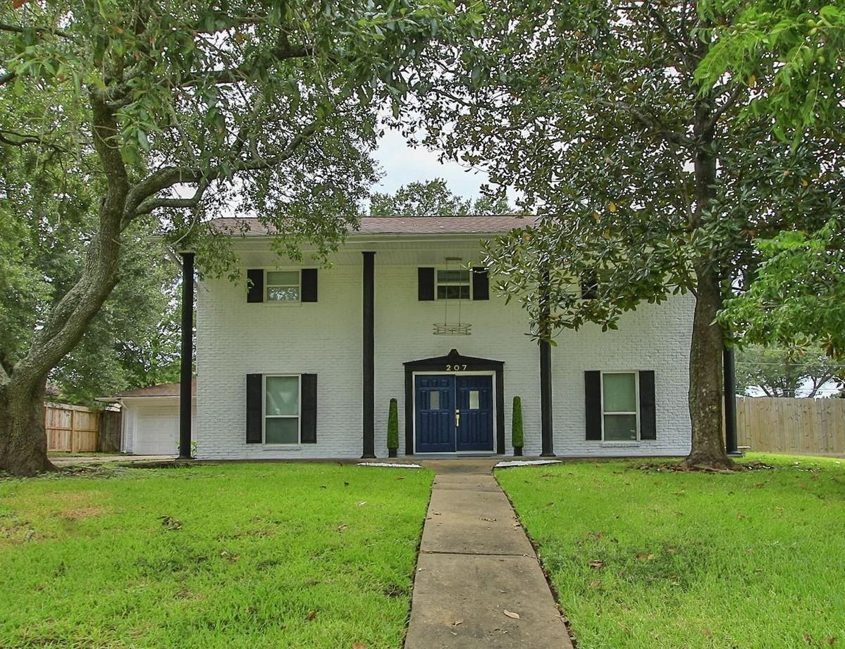 207 Burgundy Lane — photo