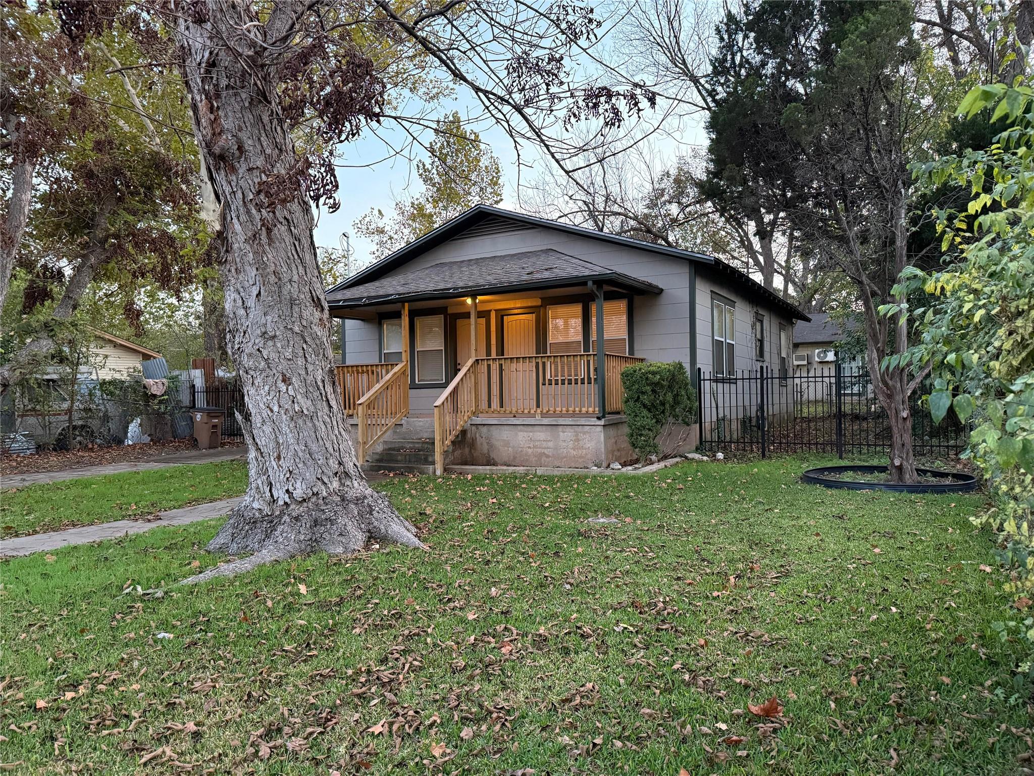 505 W Elliott — photo