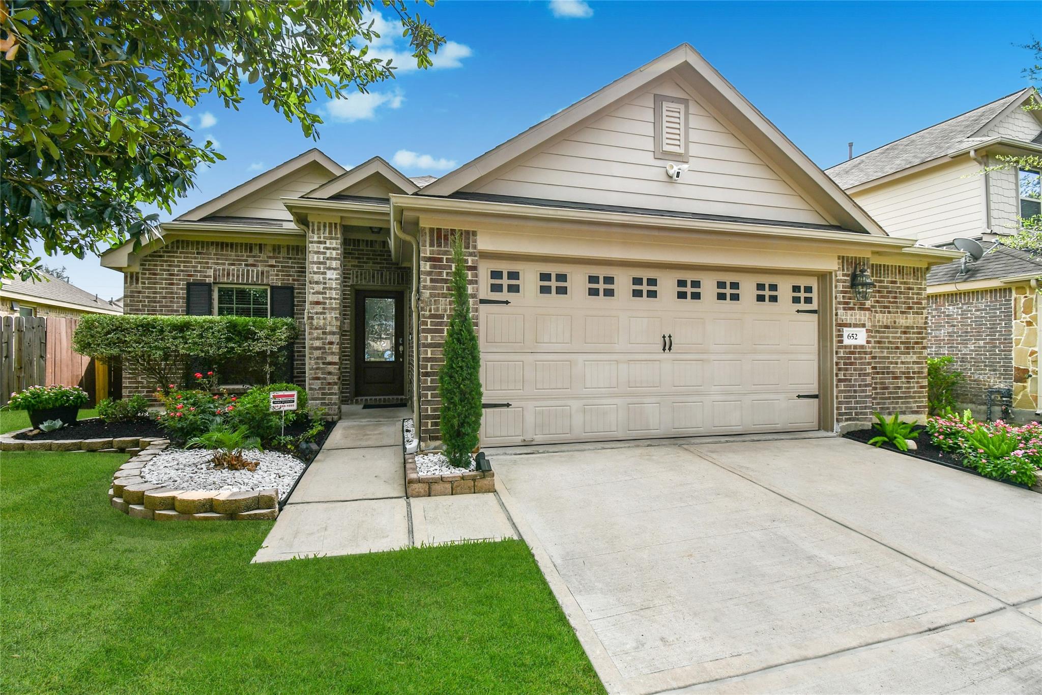 652 Maple Point Drive E — photo