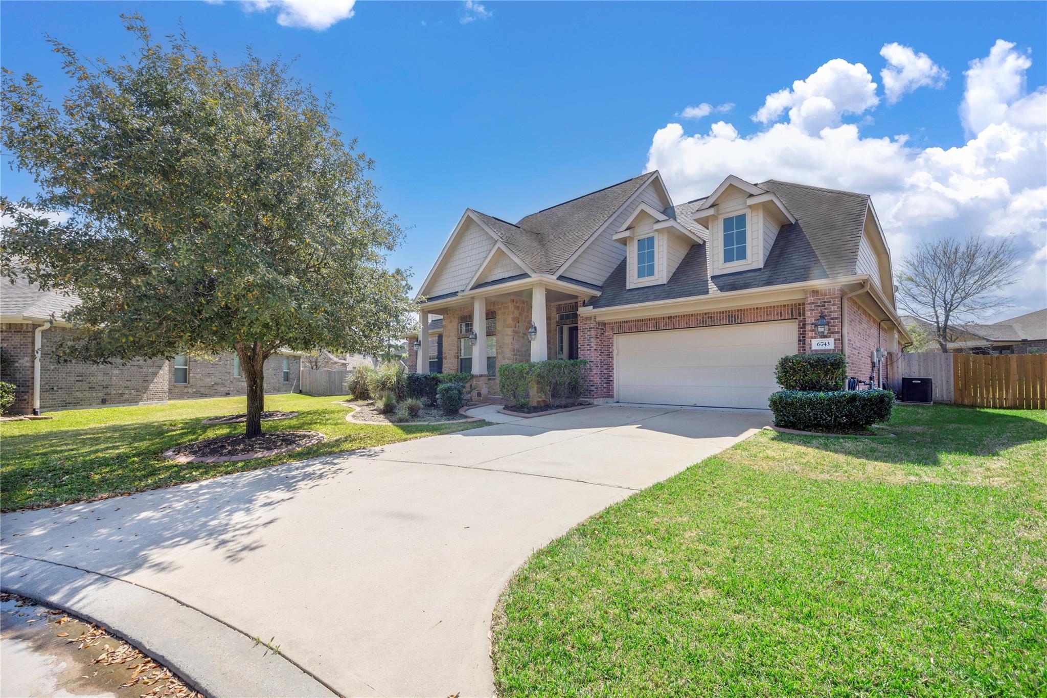 6743 Honeycrest Lane — photo