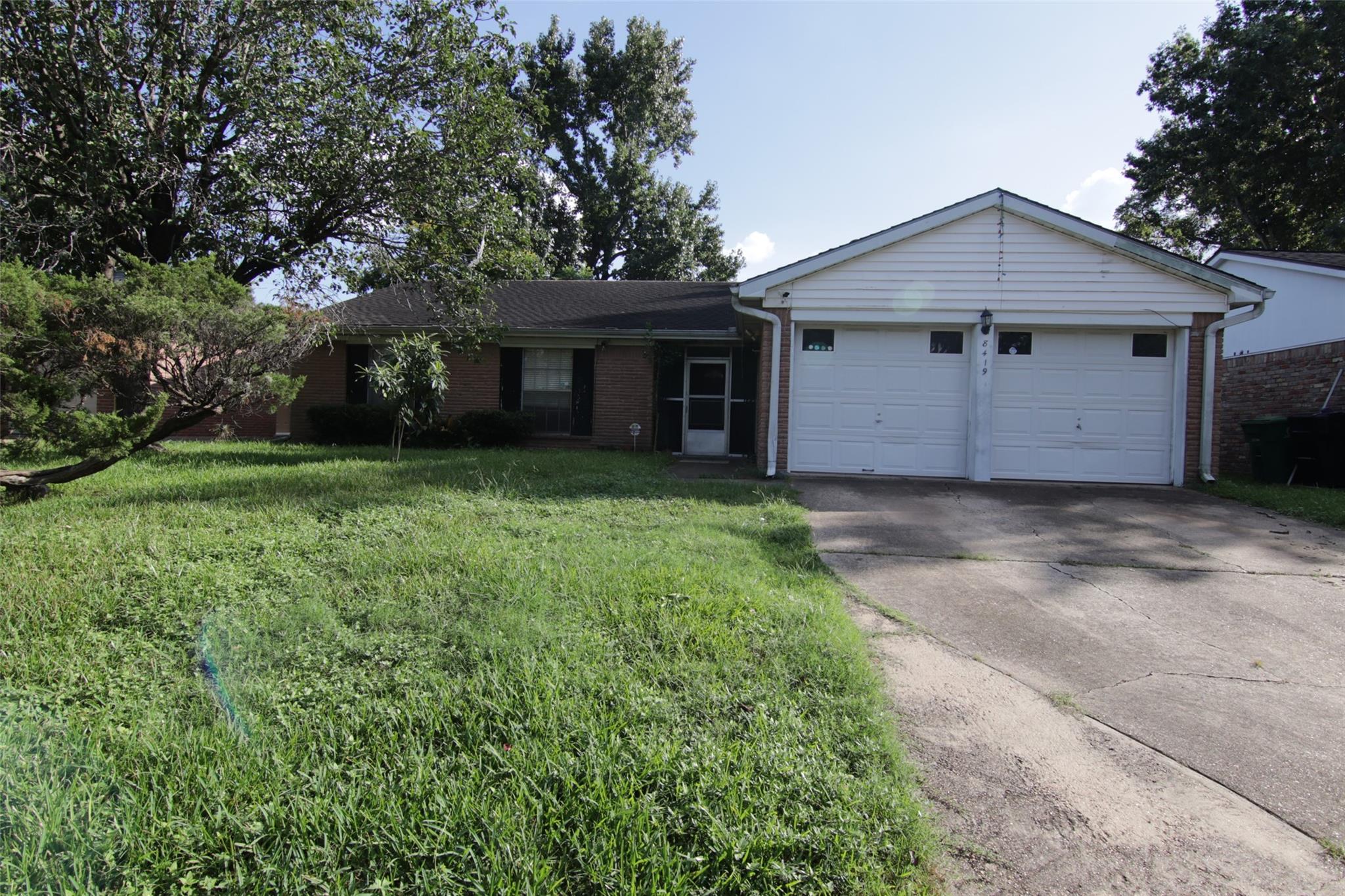8419 Roos Road — photo