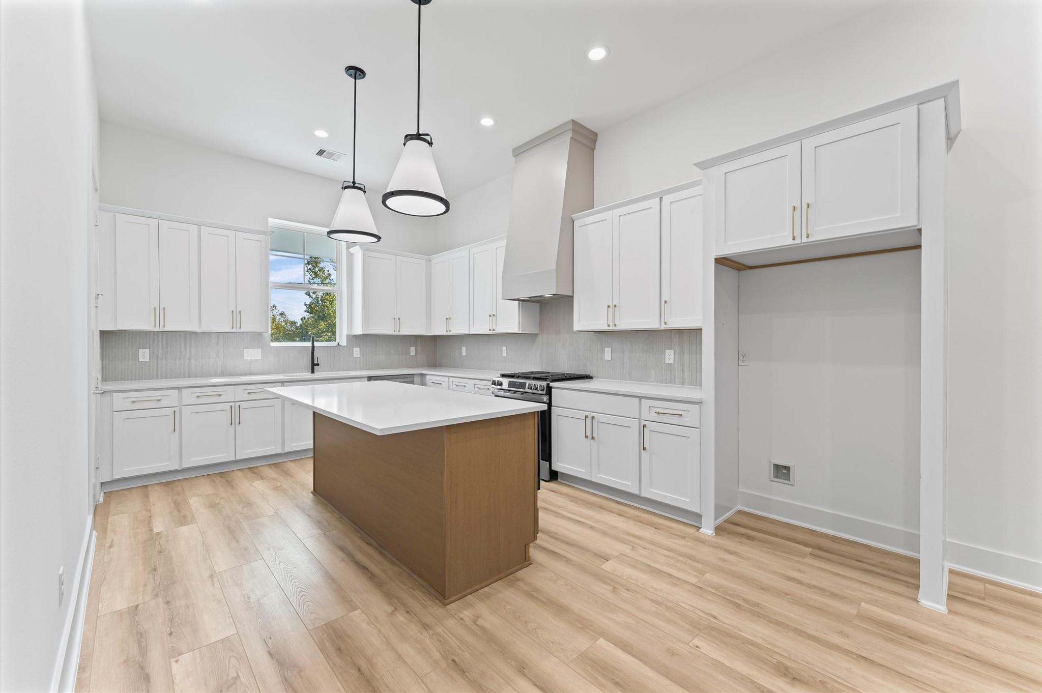 4129 De George Street — photo