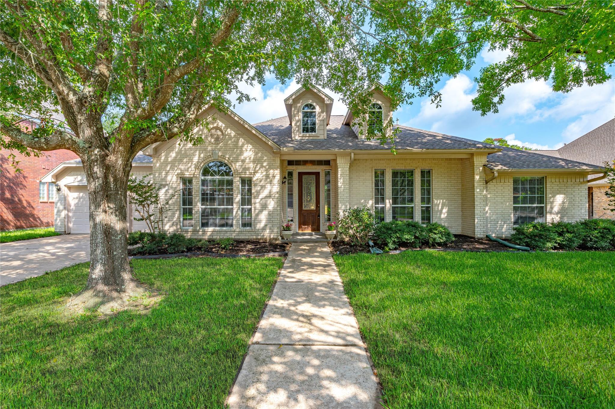 311 Oak Hollow Drive — photo