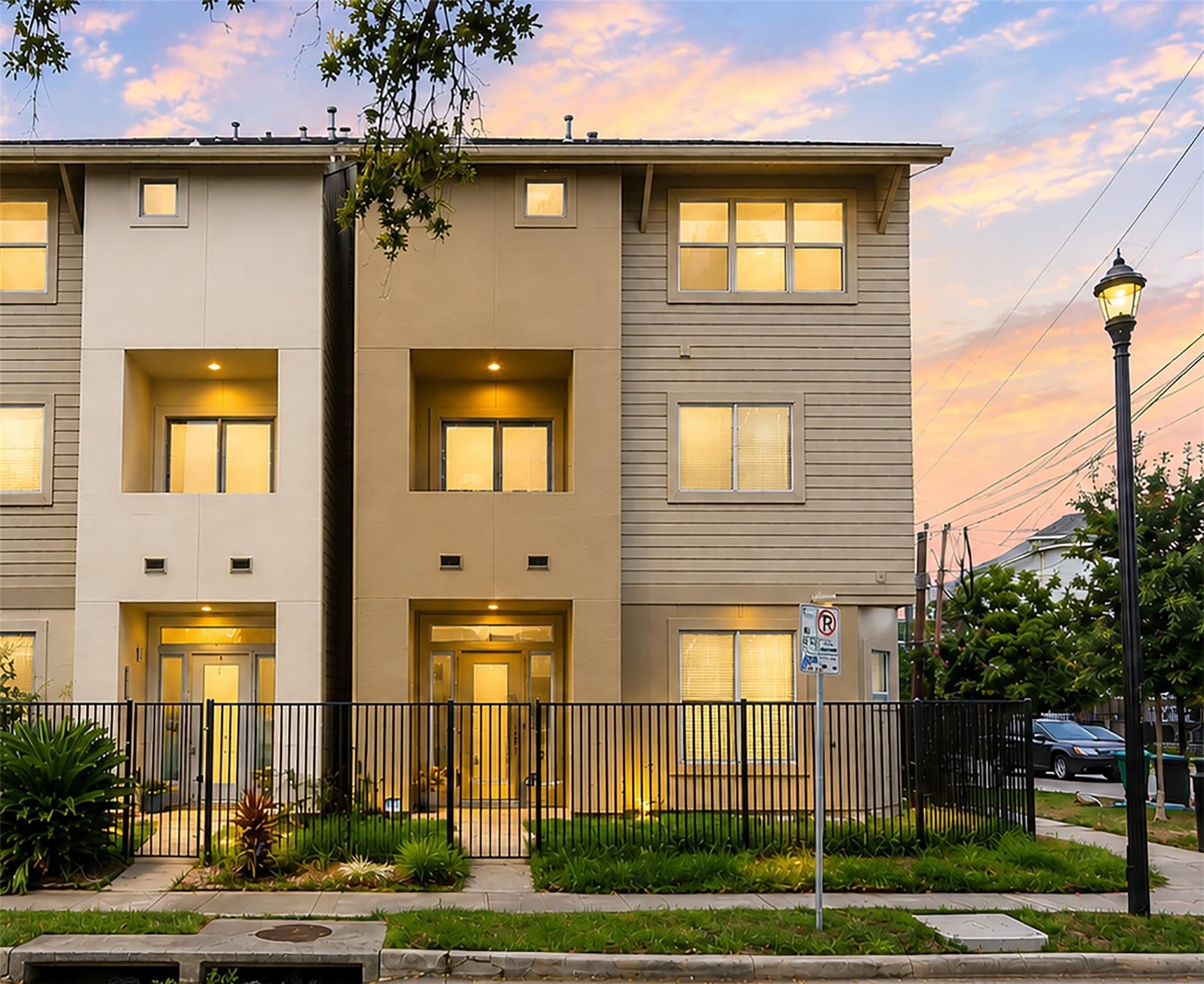3010 Caroline Street — photo
