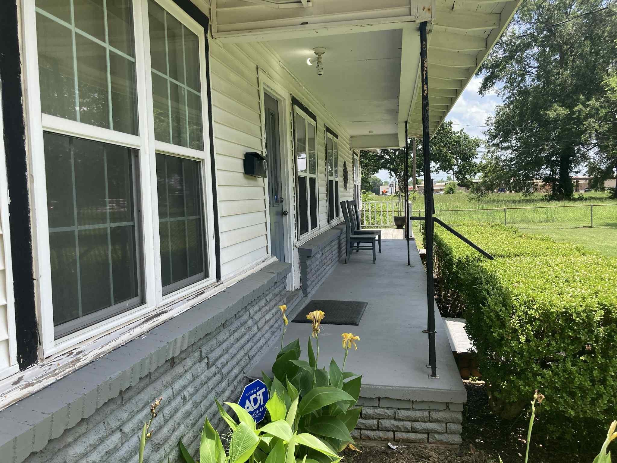 1305 E Goliad Avenue — photo