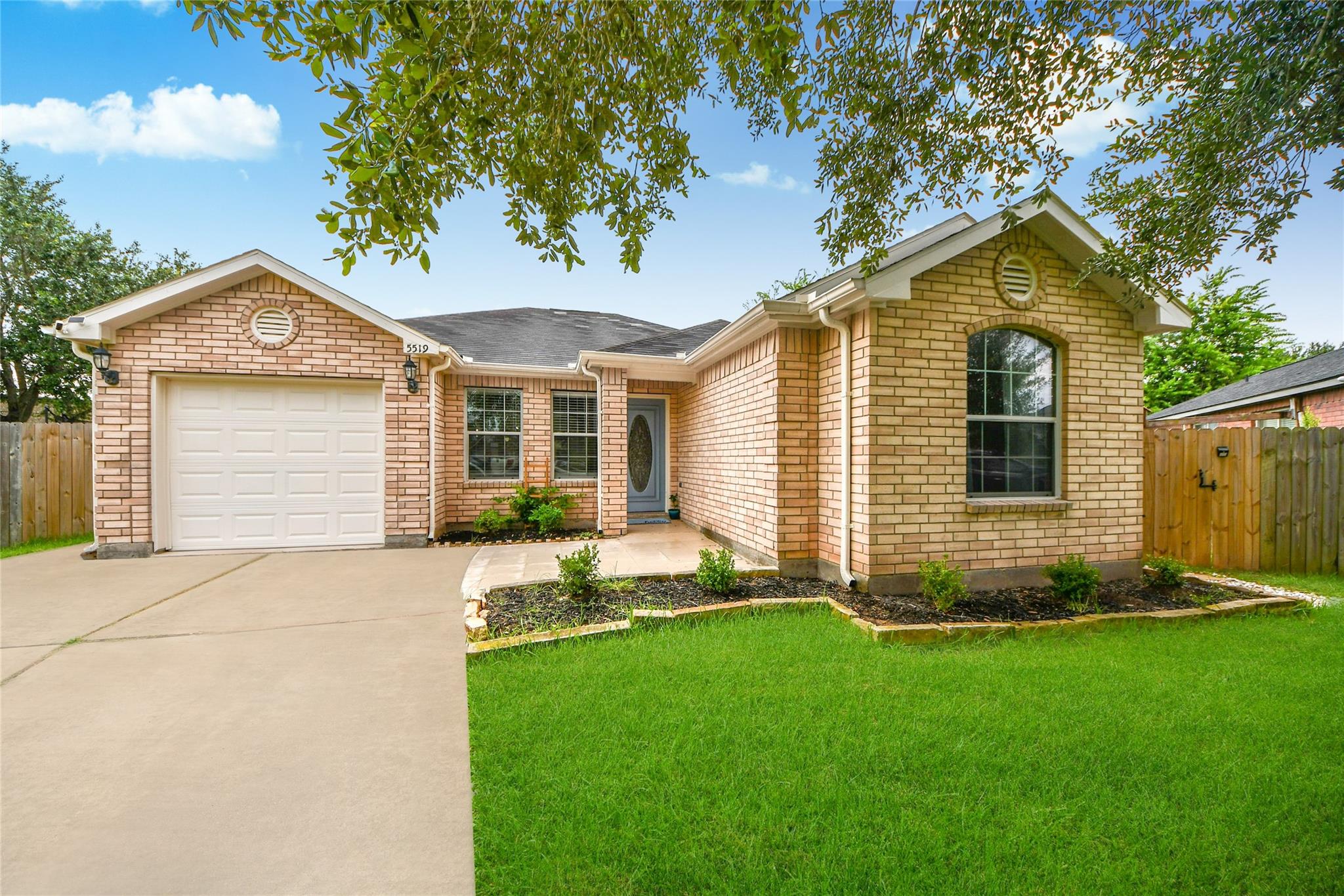 5519 Rio Sabinas Street, Rosharon, TX 77583