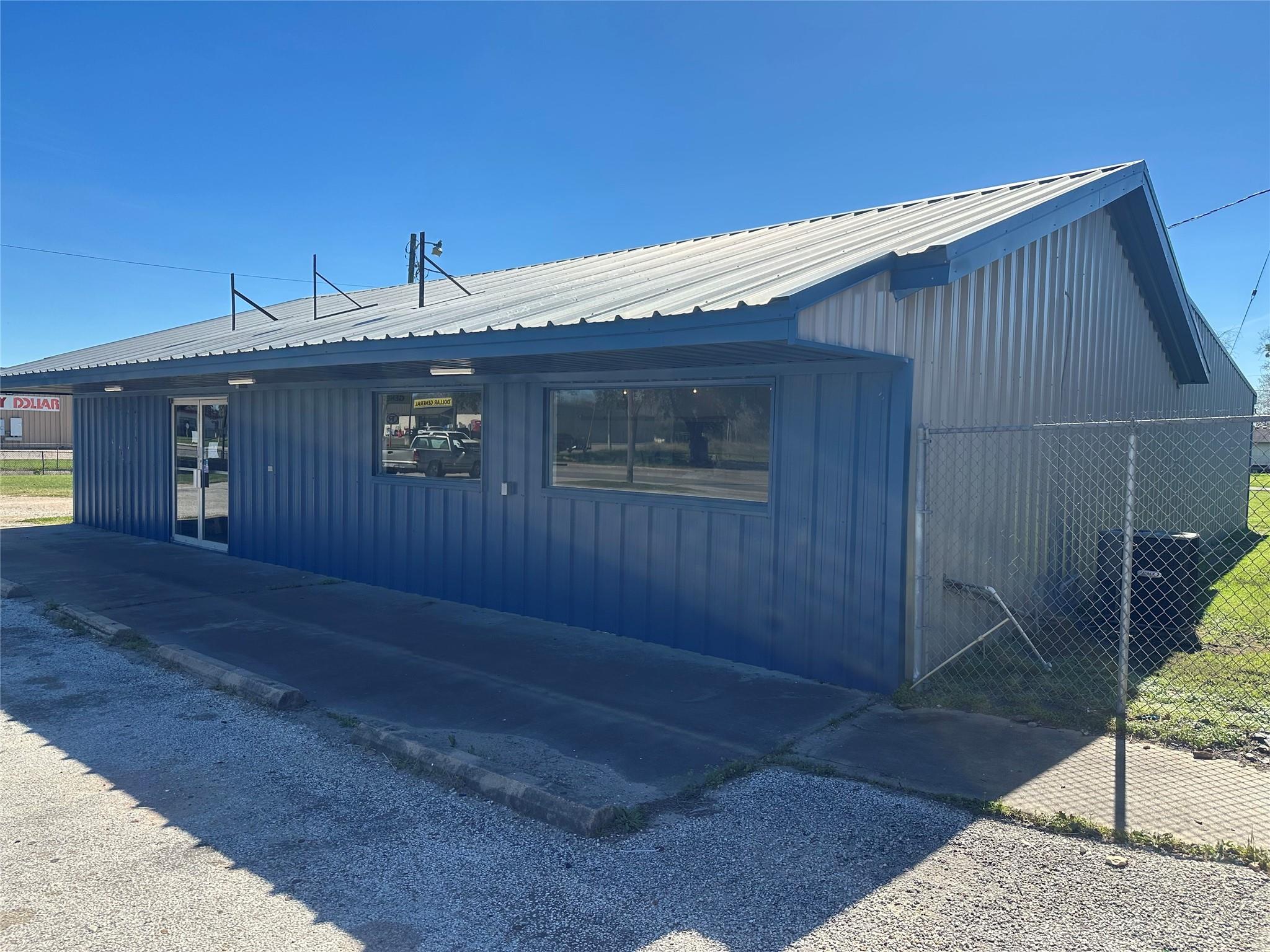607 E Main Street, Eagle Lake, TX 77434 — photo 2