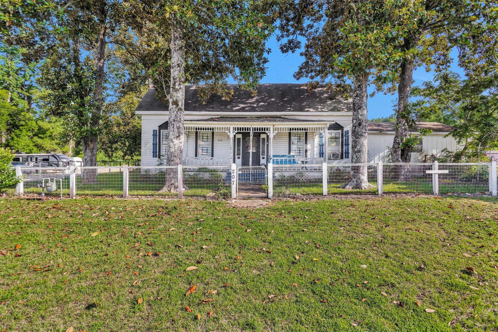 207 W Elder Street — photo