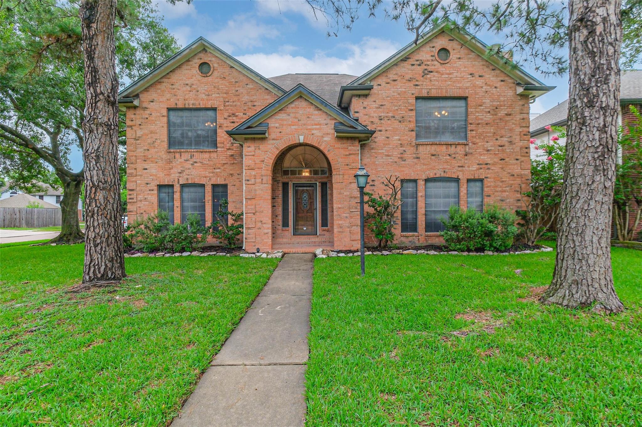 10218 Hedge Way Drive — photo