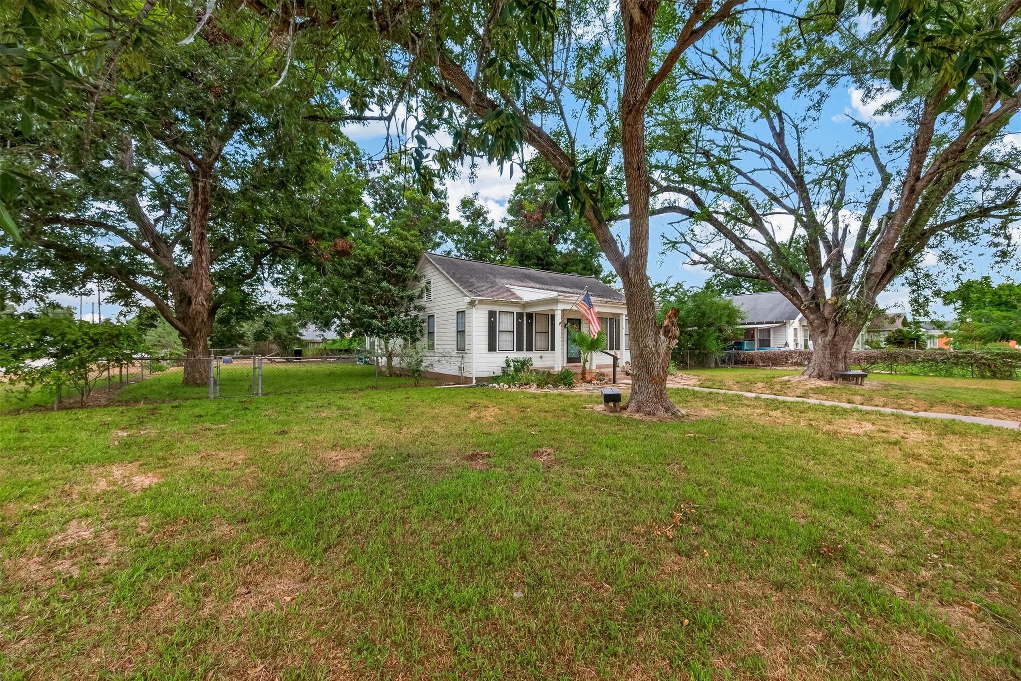 416 E Caney Street, Wharton, TX 77488 — photo 2