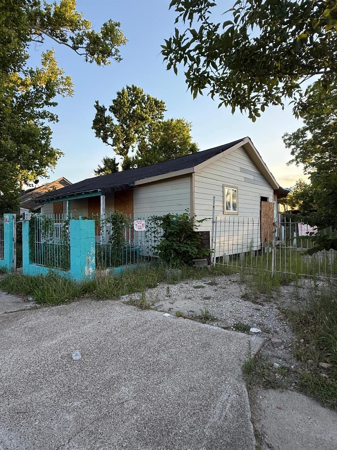 5113 Hirsch Road — photo