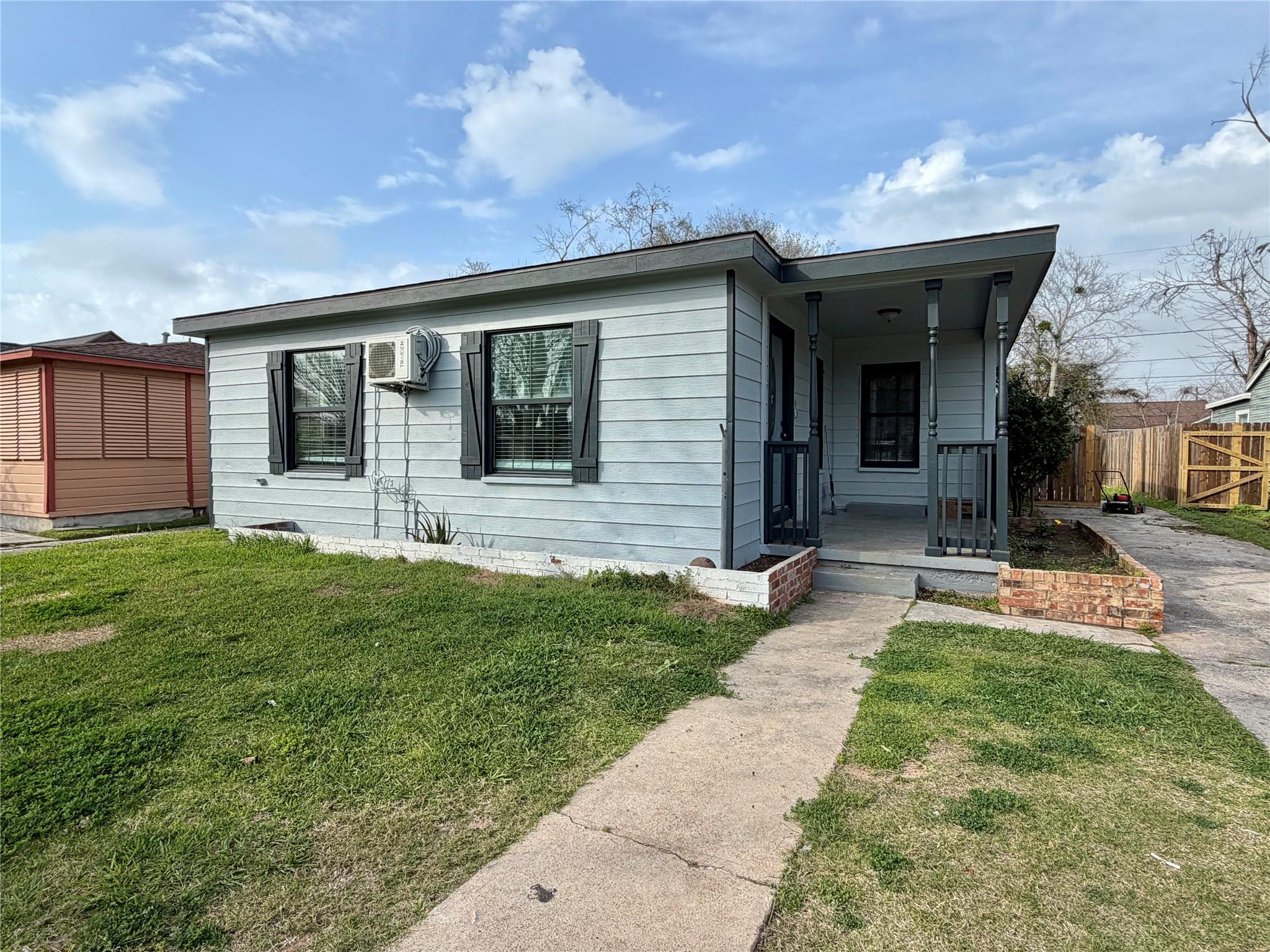 1214 W 5th Street — photo