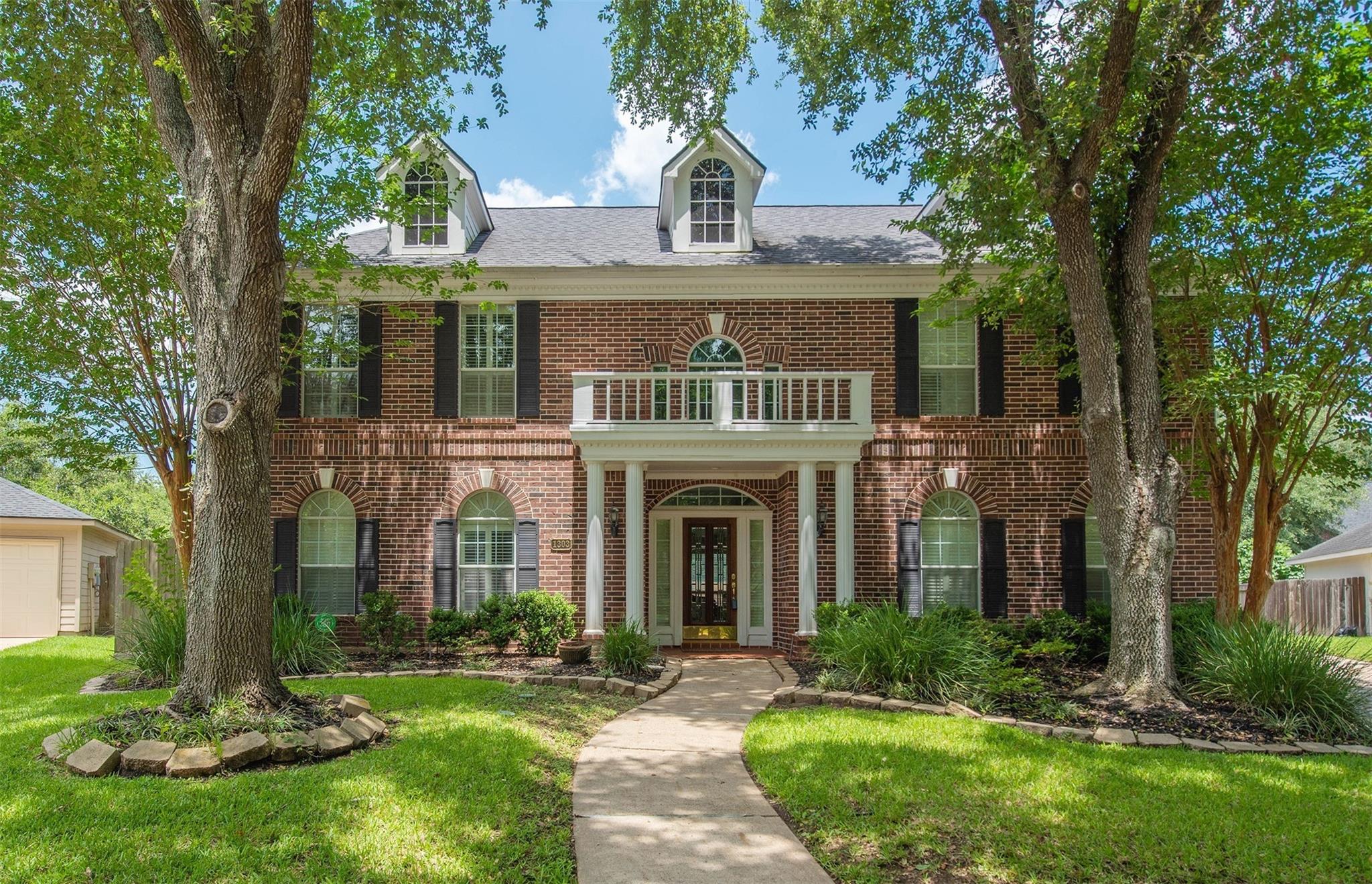 1303 Red Oak Court — photo