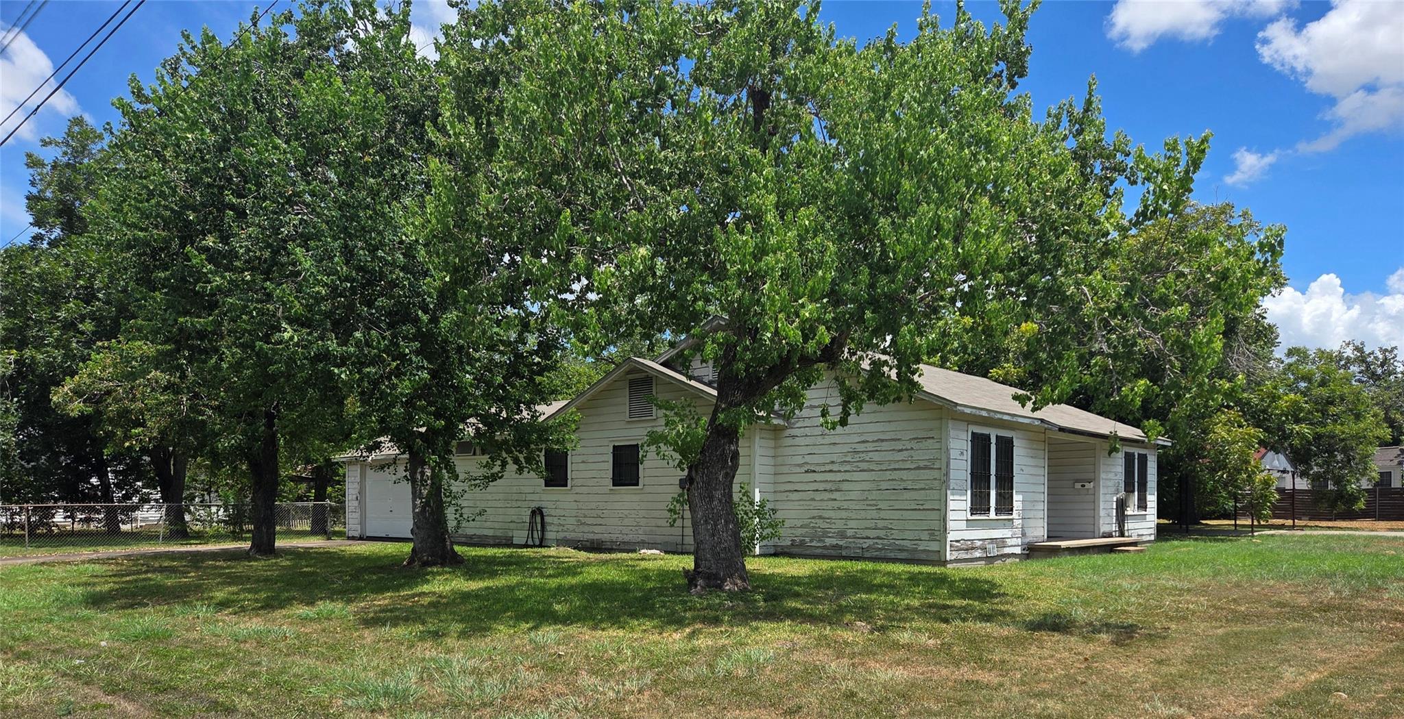 702 E Trinity Street, Victoria, TX 77901 — photo 2