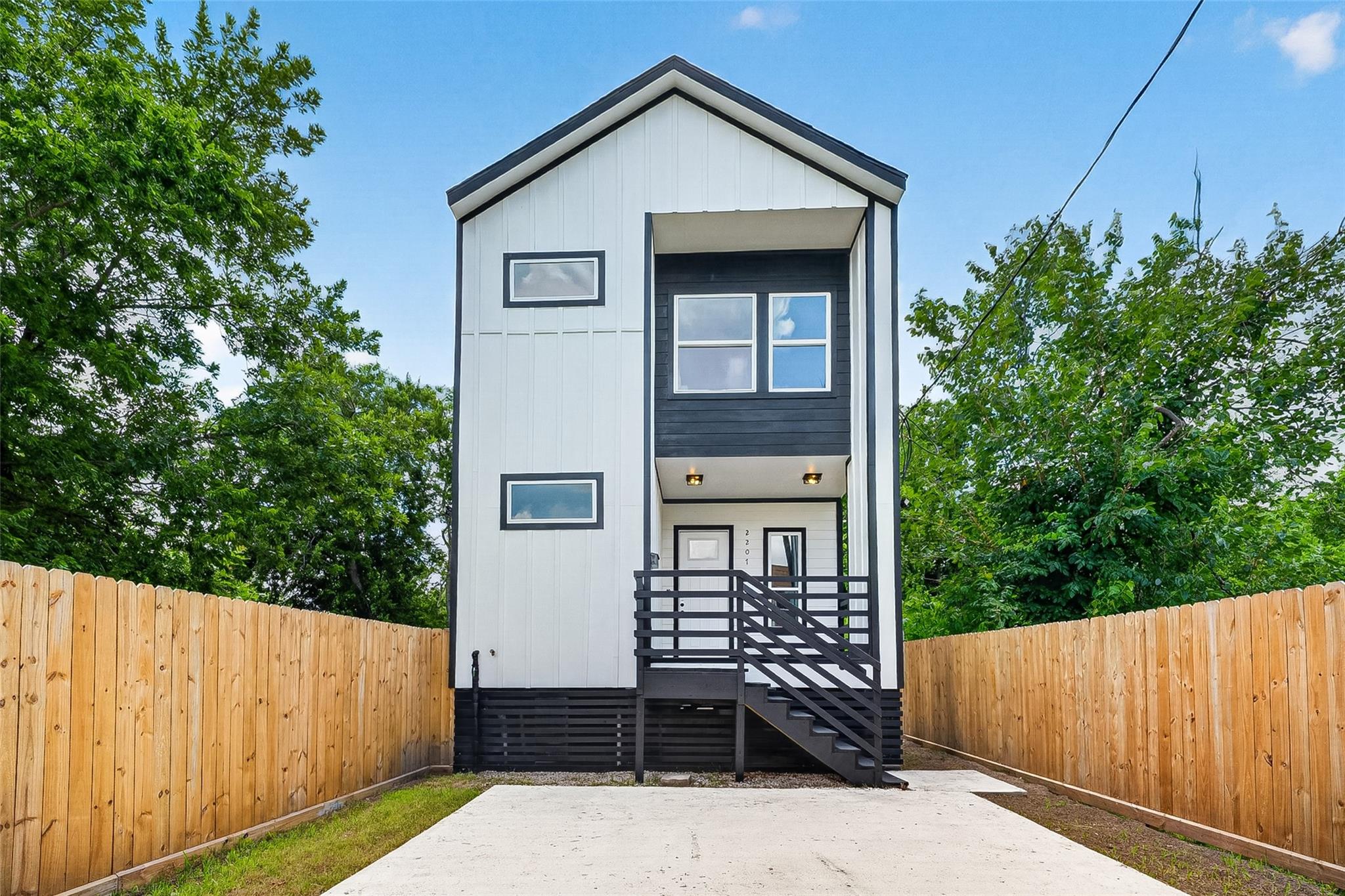 2205 Des Chaumes Street — photo