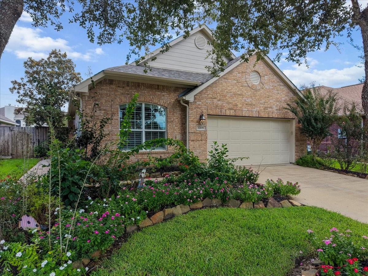 1209 Modena Drive — photo