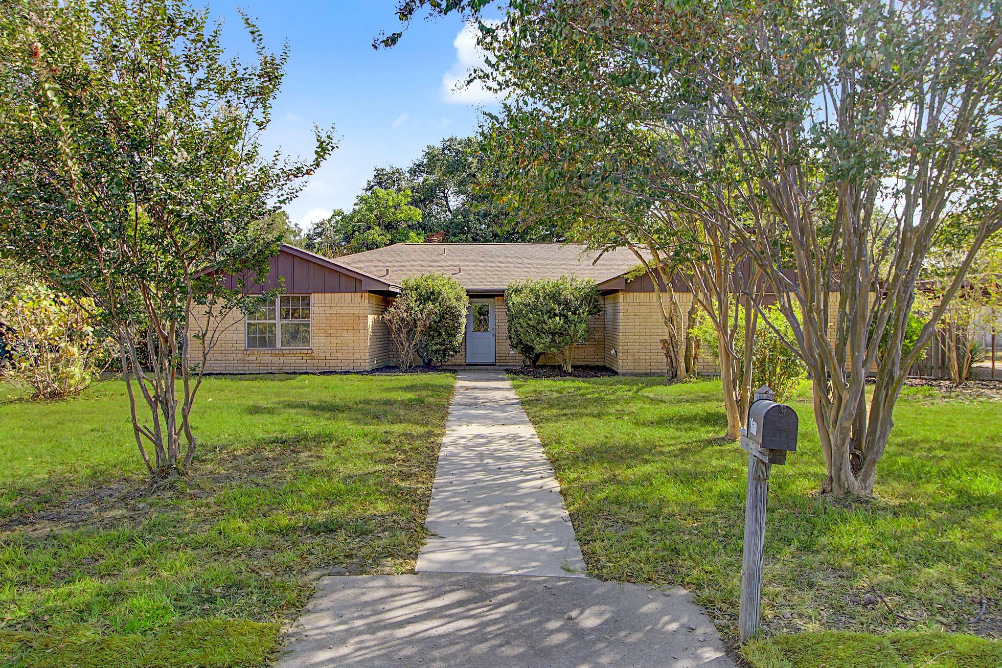 1817 Medina Dr — photo