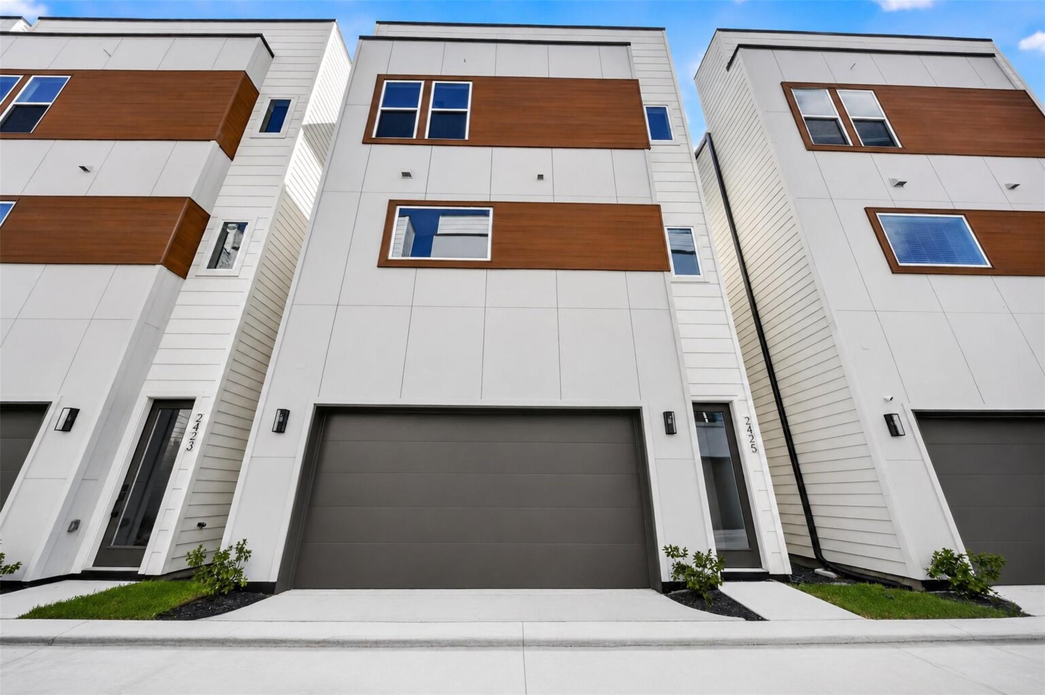 2423 Harrington Street — photo