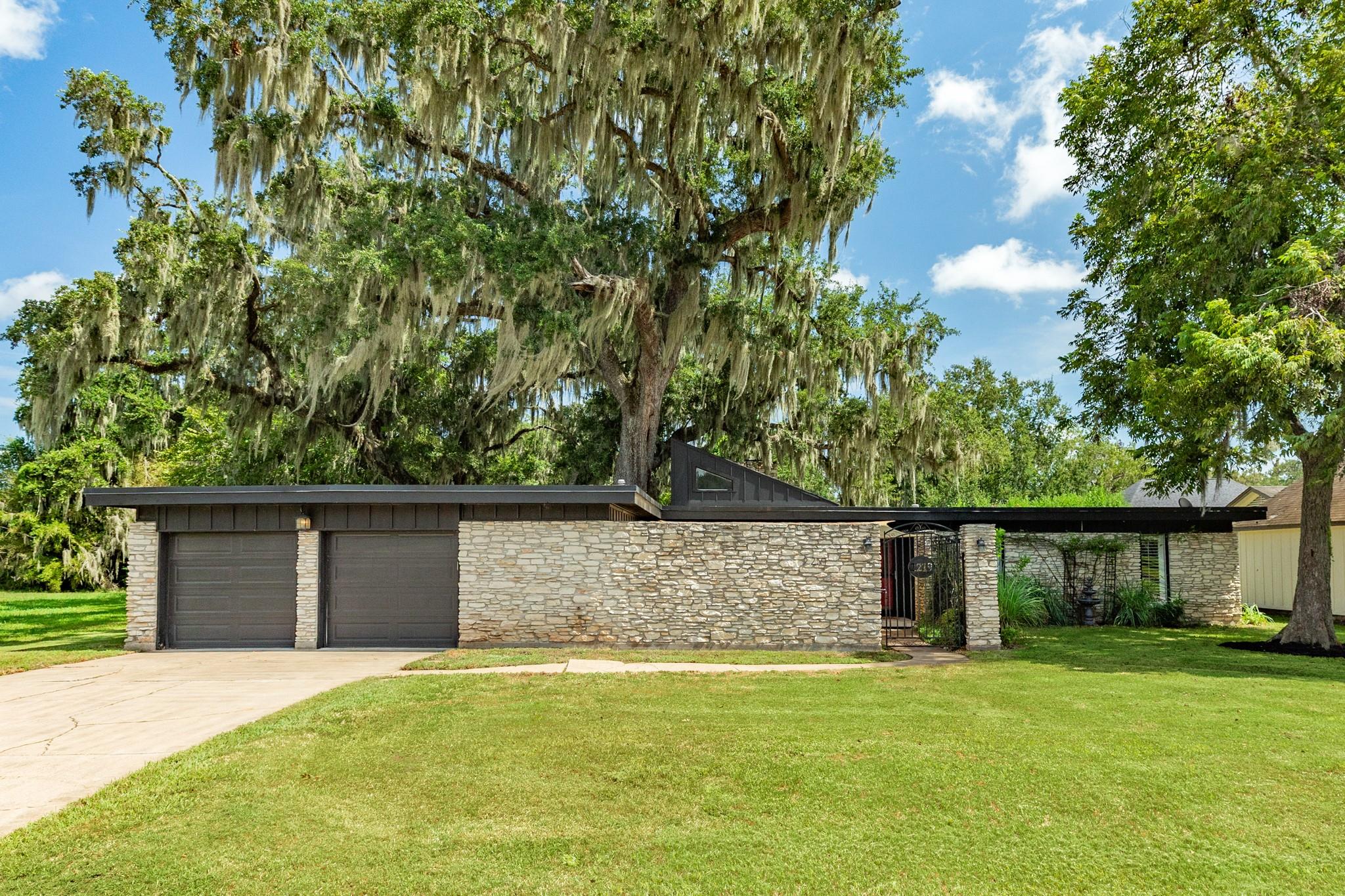 2219 River Oaks Drive — photo