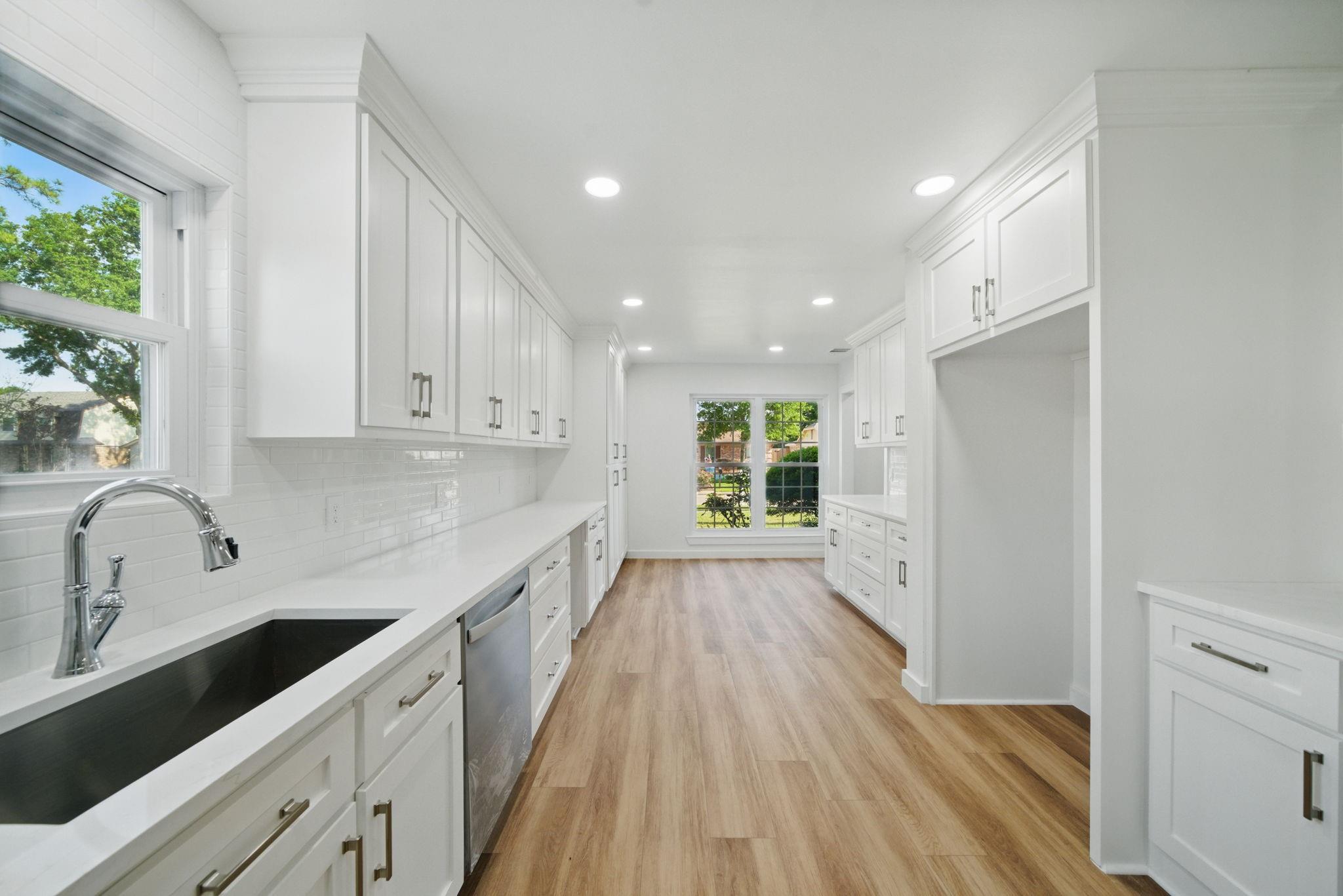 9711 Derrik Drive — photo