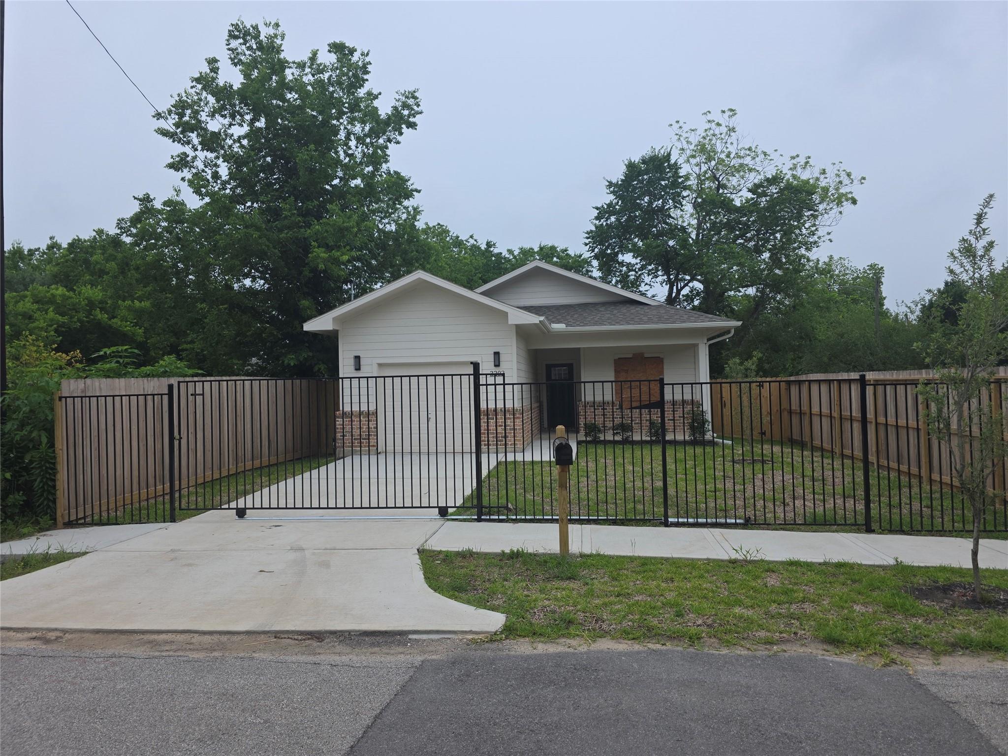 3202 Mcilhenny Street — photo