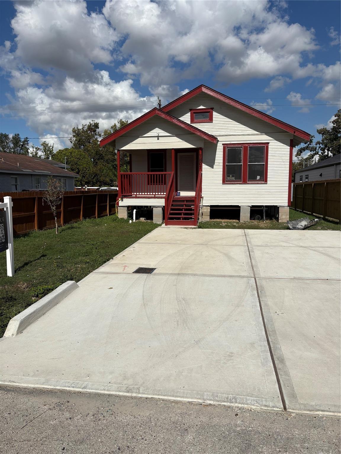 7807 Queen Street — photo