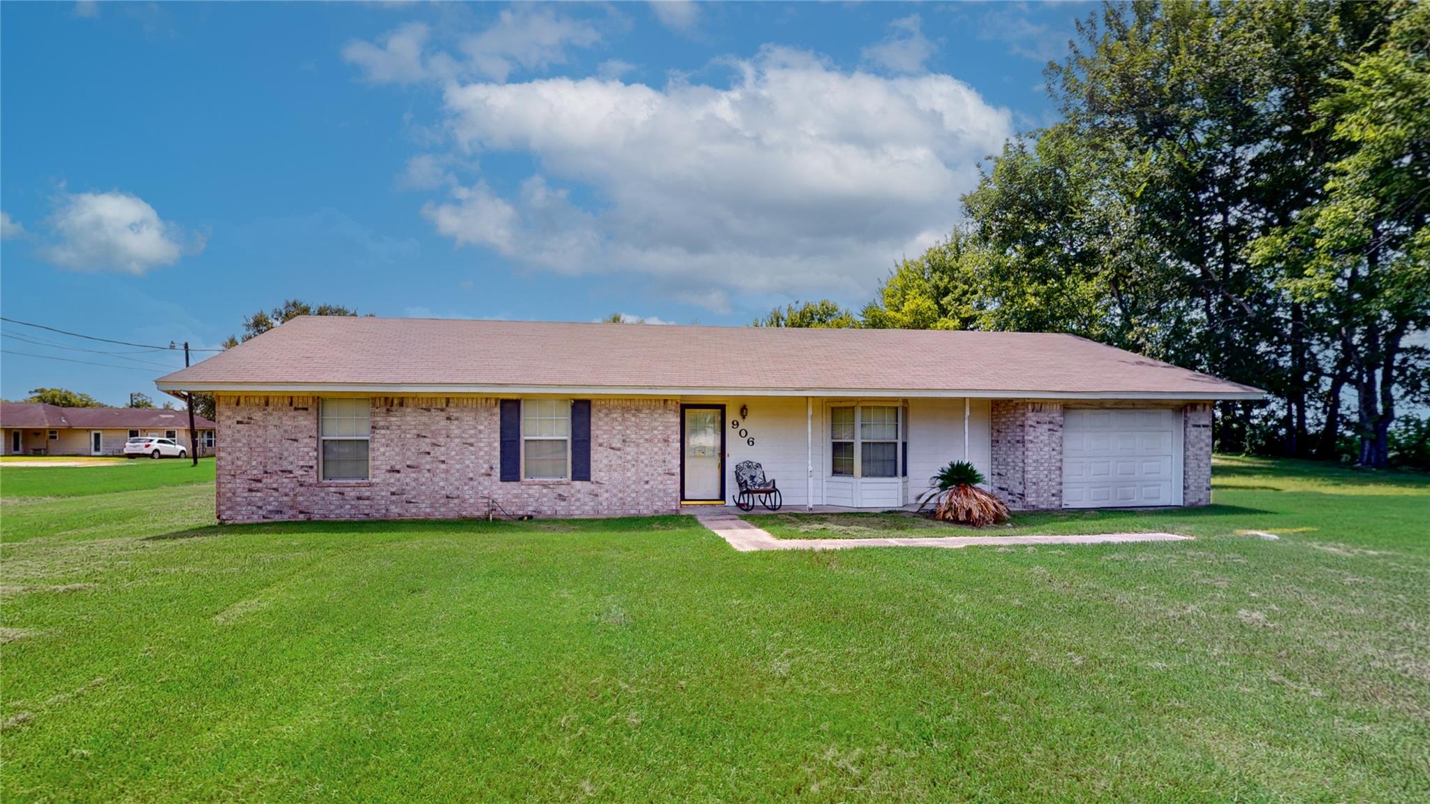 906 Waco Street — photo