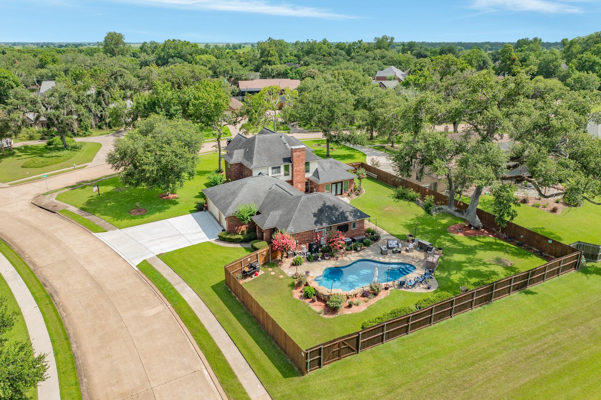 52 Chesswood Court — photo