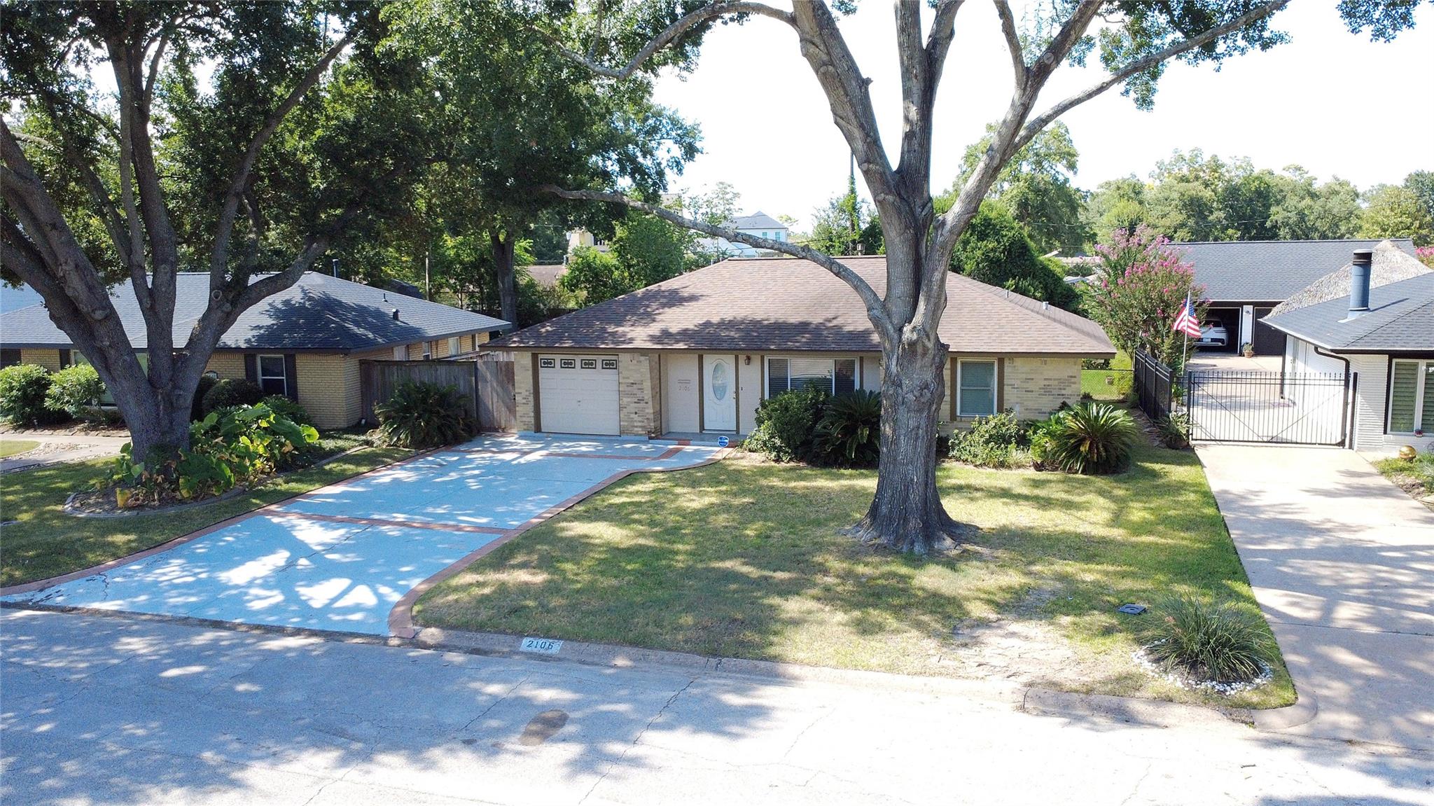 2106 Woodcrest Drive — photo