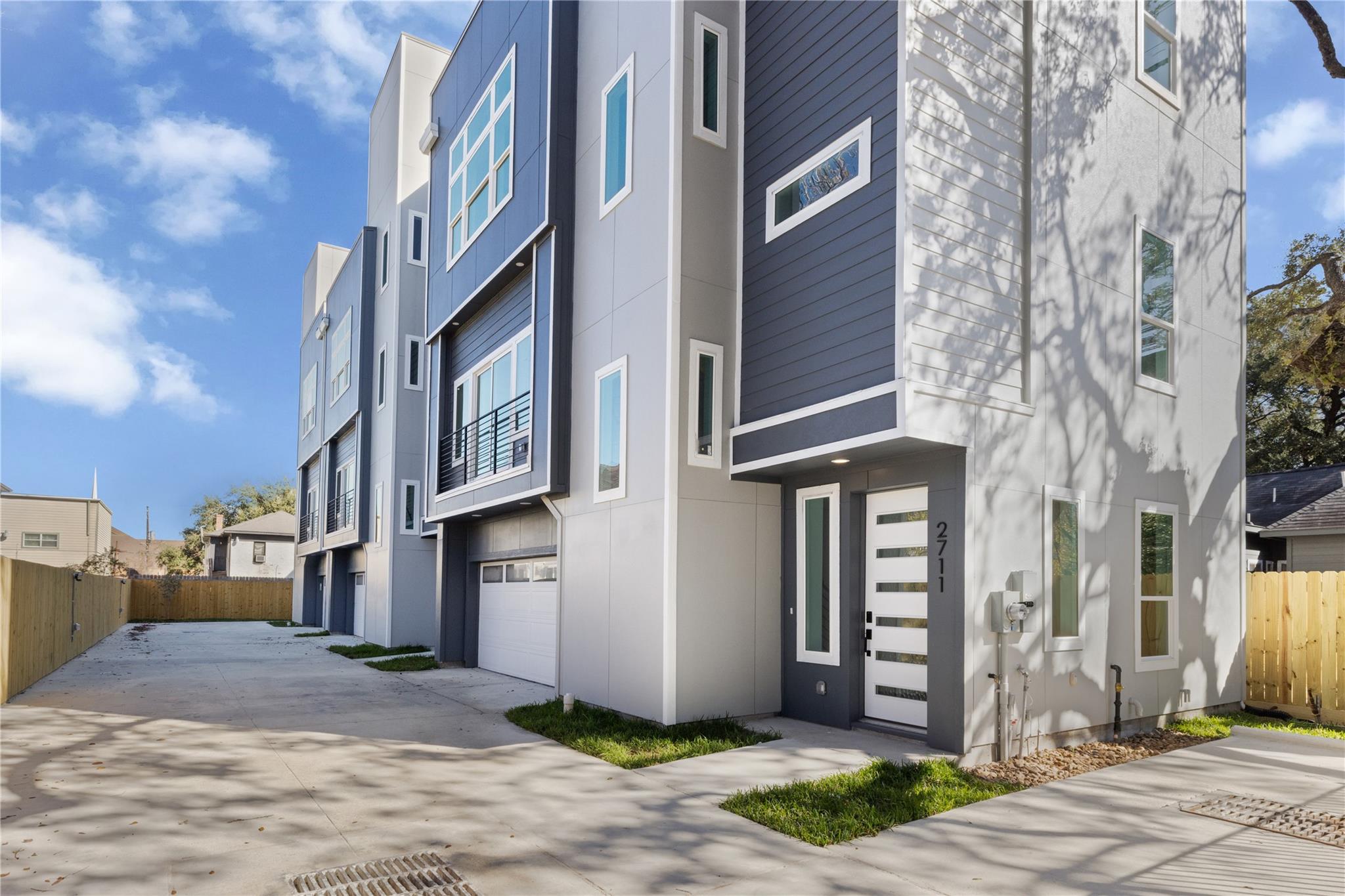2707 Dennis Street — photo