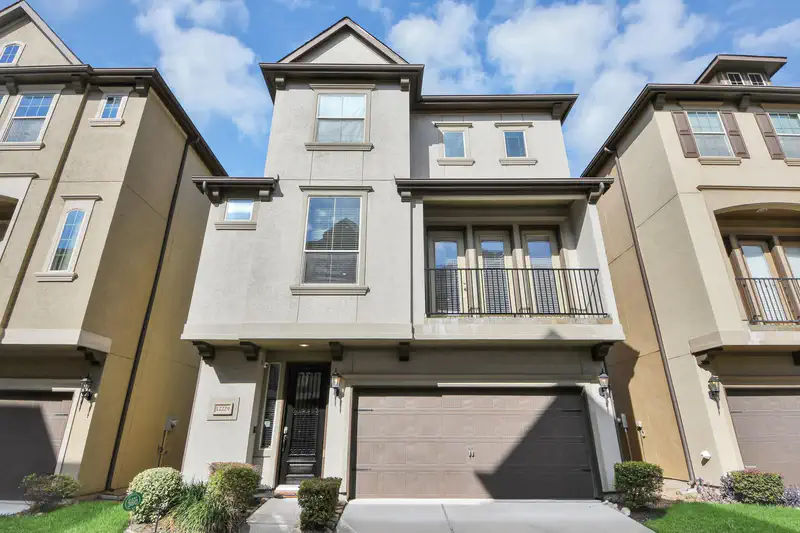 12229 Oxford Crescent Circle — photo