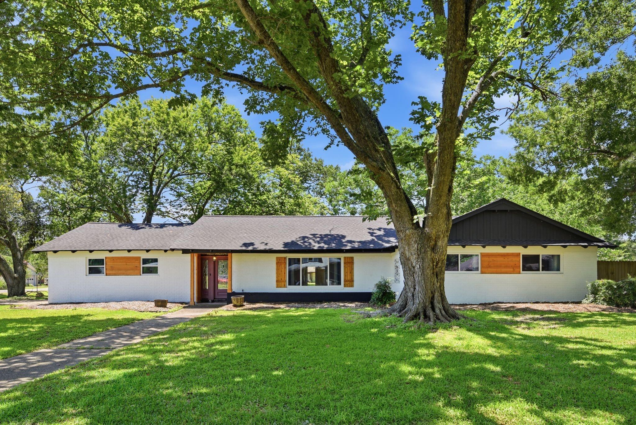 101 W Larkspur Drive — photo